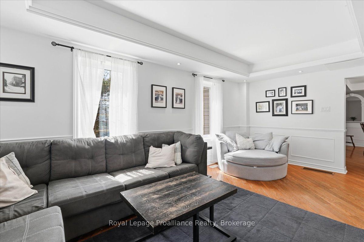 209 Dundas Street E Property Photo 14