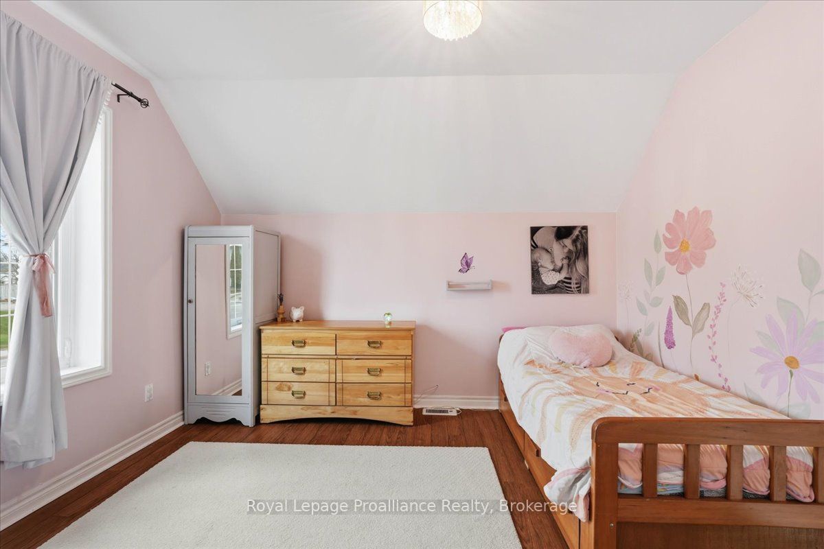 209 Dundas Street E Property Photo 23