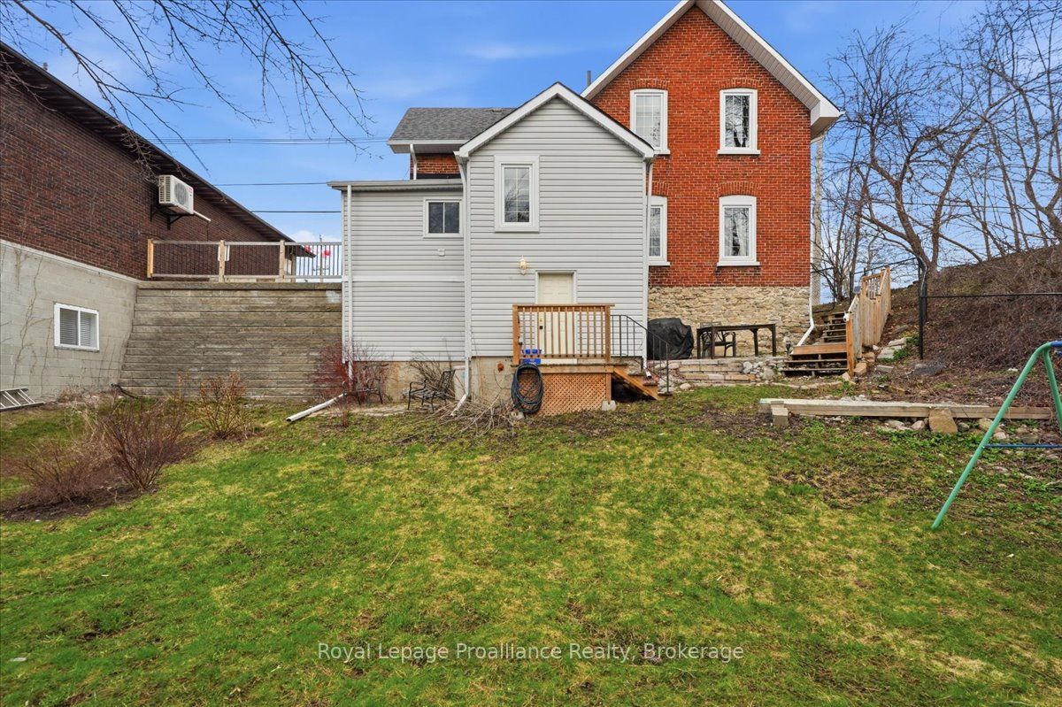 209 Dundas Street E Property Photo 27