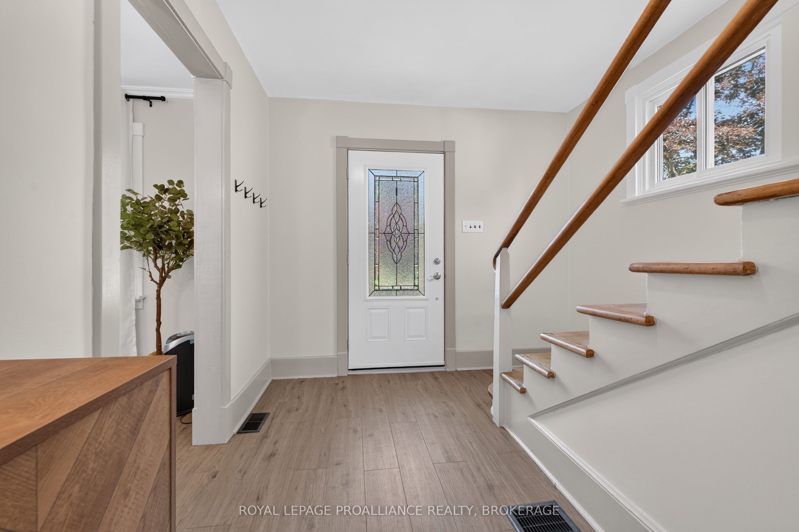 265 College Street Property Photo 6