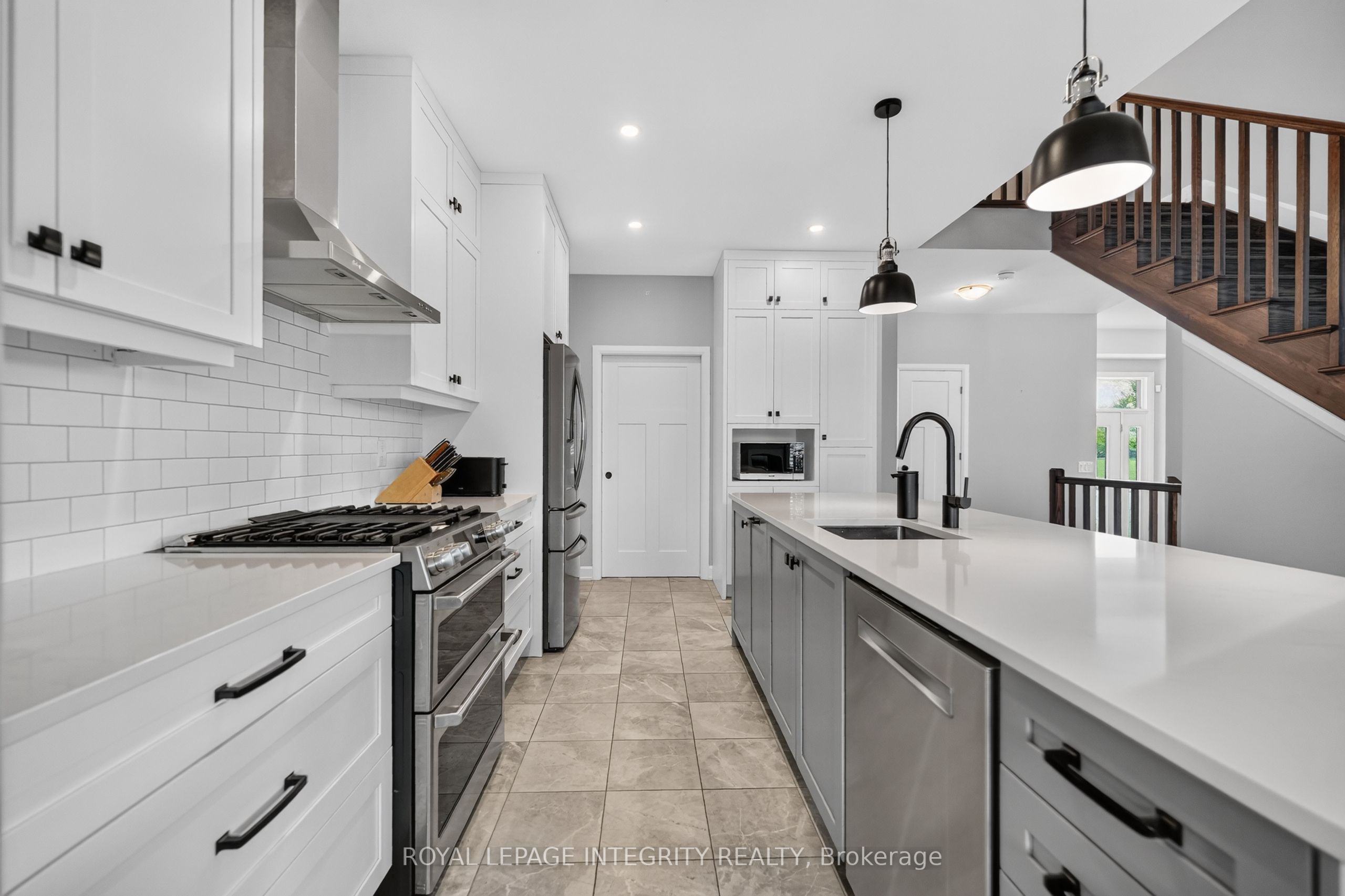 501 Cannes Crescent Property Photo 12