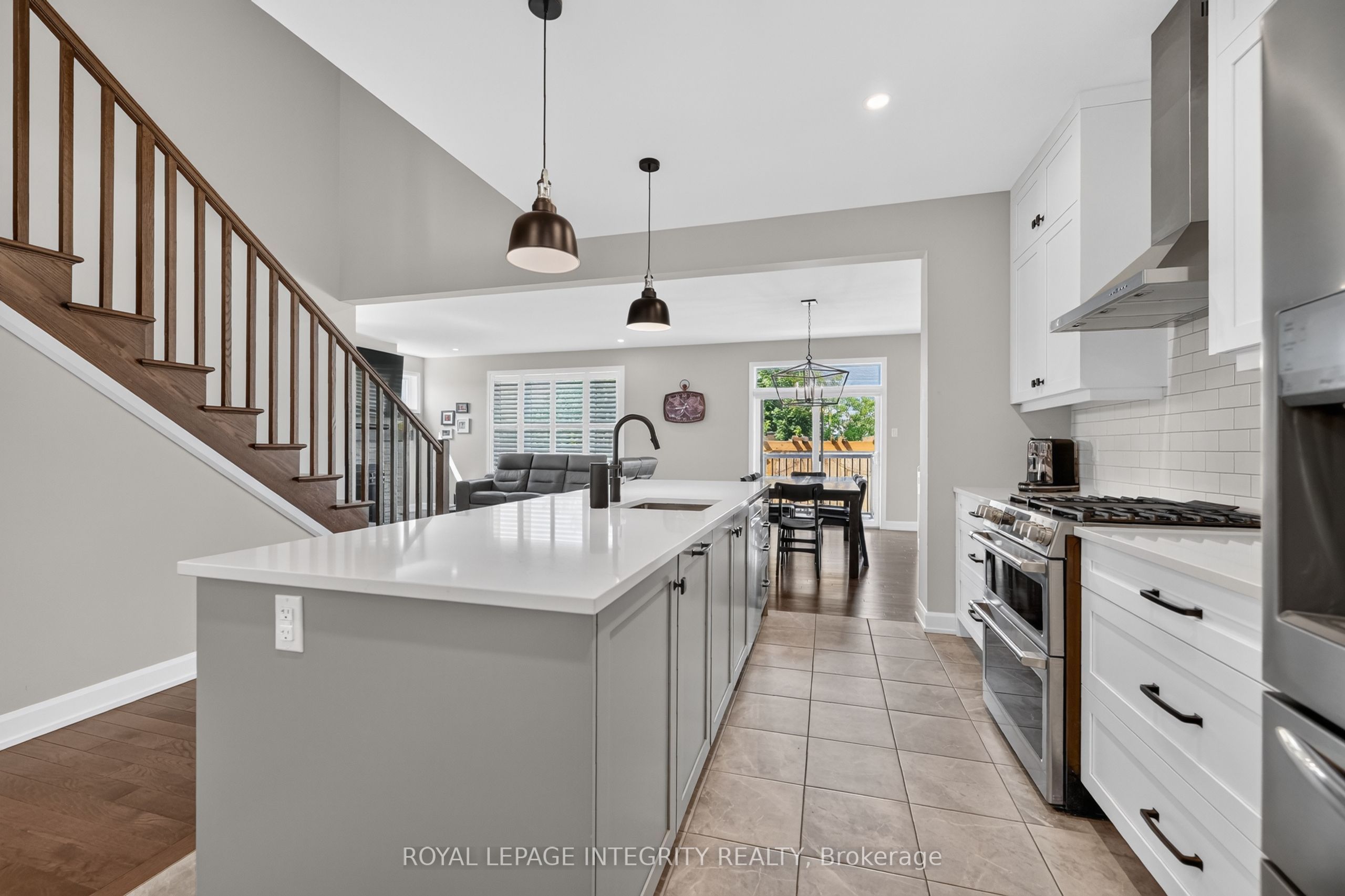 501 Cannes Crescent Property Photo 13