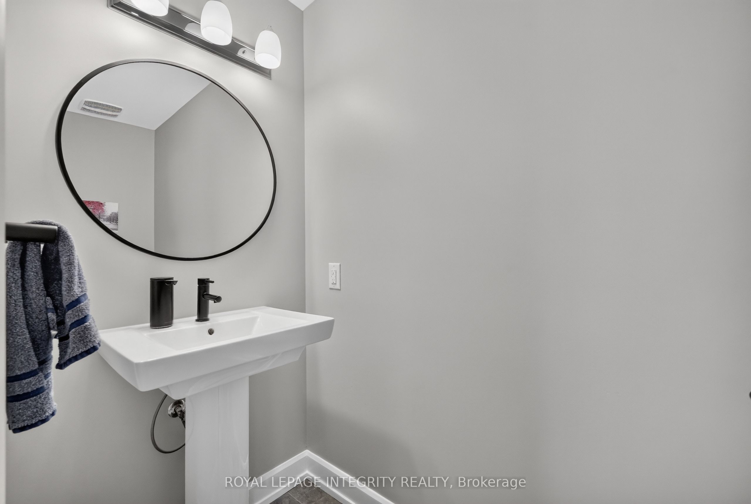 501 Cannes Crescent Property Photo 22