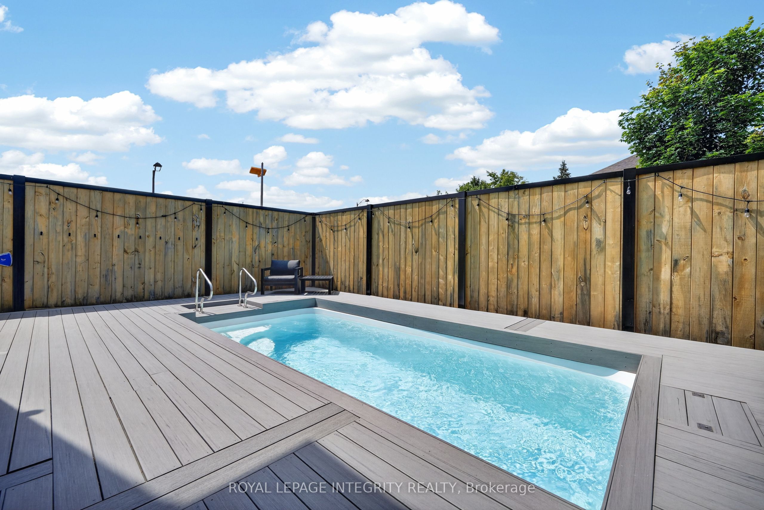 501 Cannes Crescent Property Photo 40