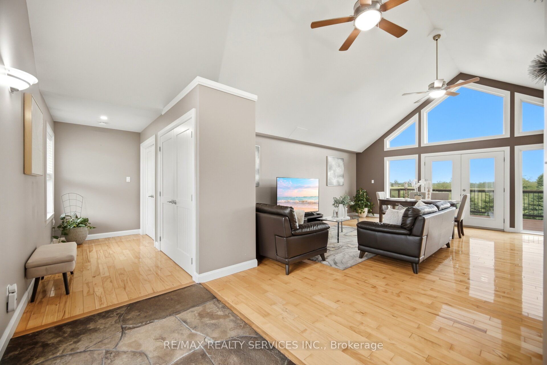 386113 20 Side Road Property Photo 8