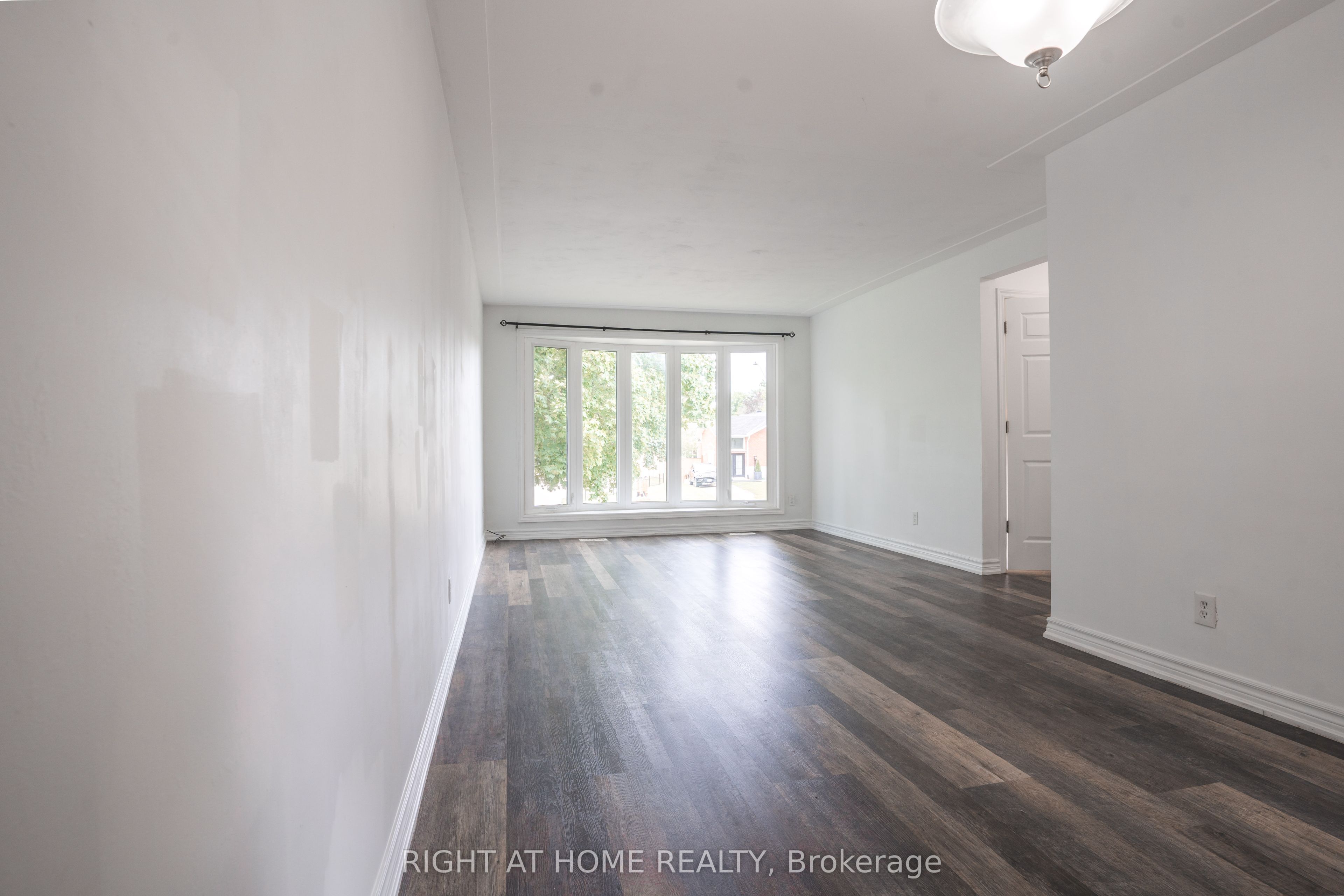 695 Glen Forrest Boulevard Upper Property Photo 3