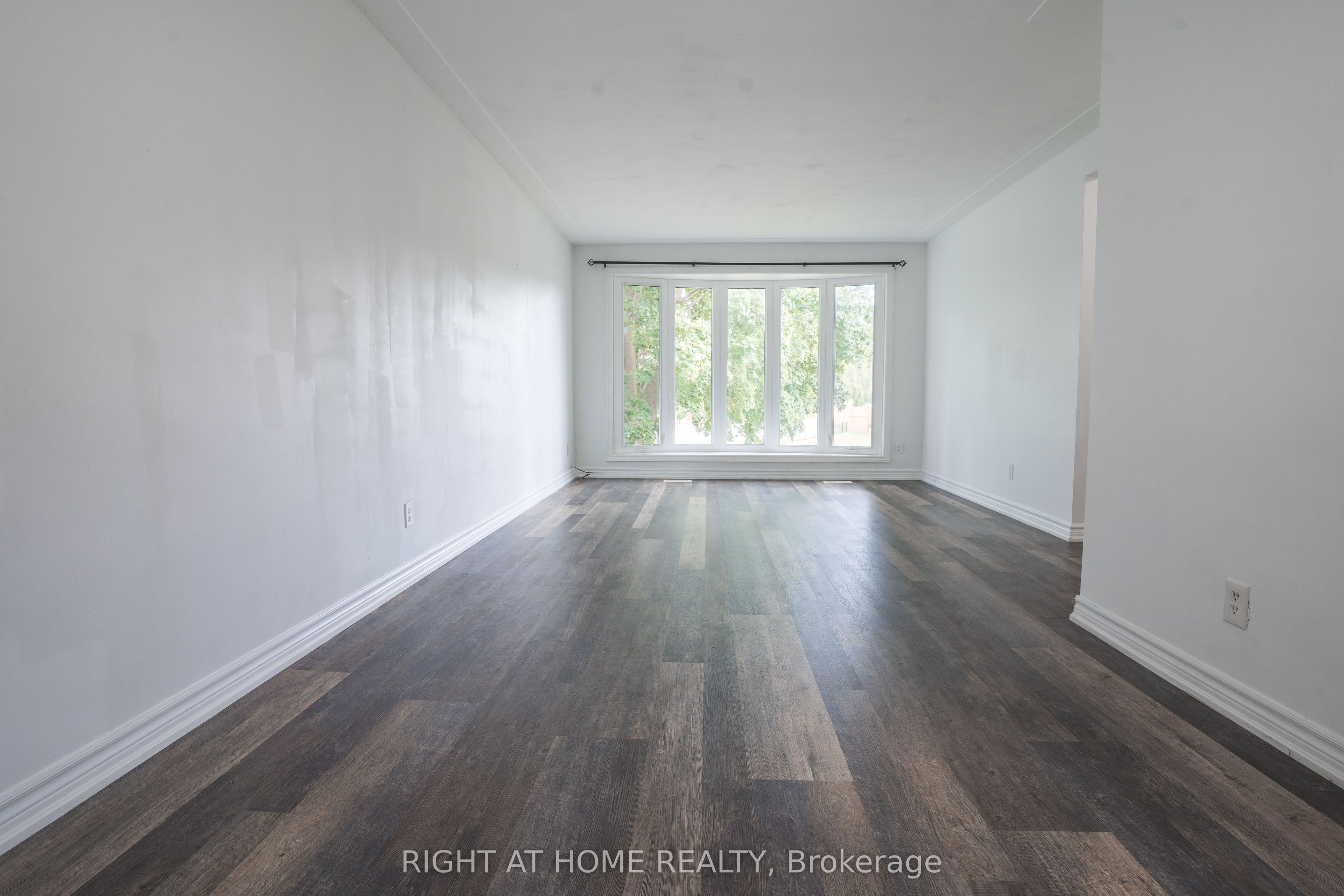 695 Glen Forrest Boulevard Upper Property Photo 4