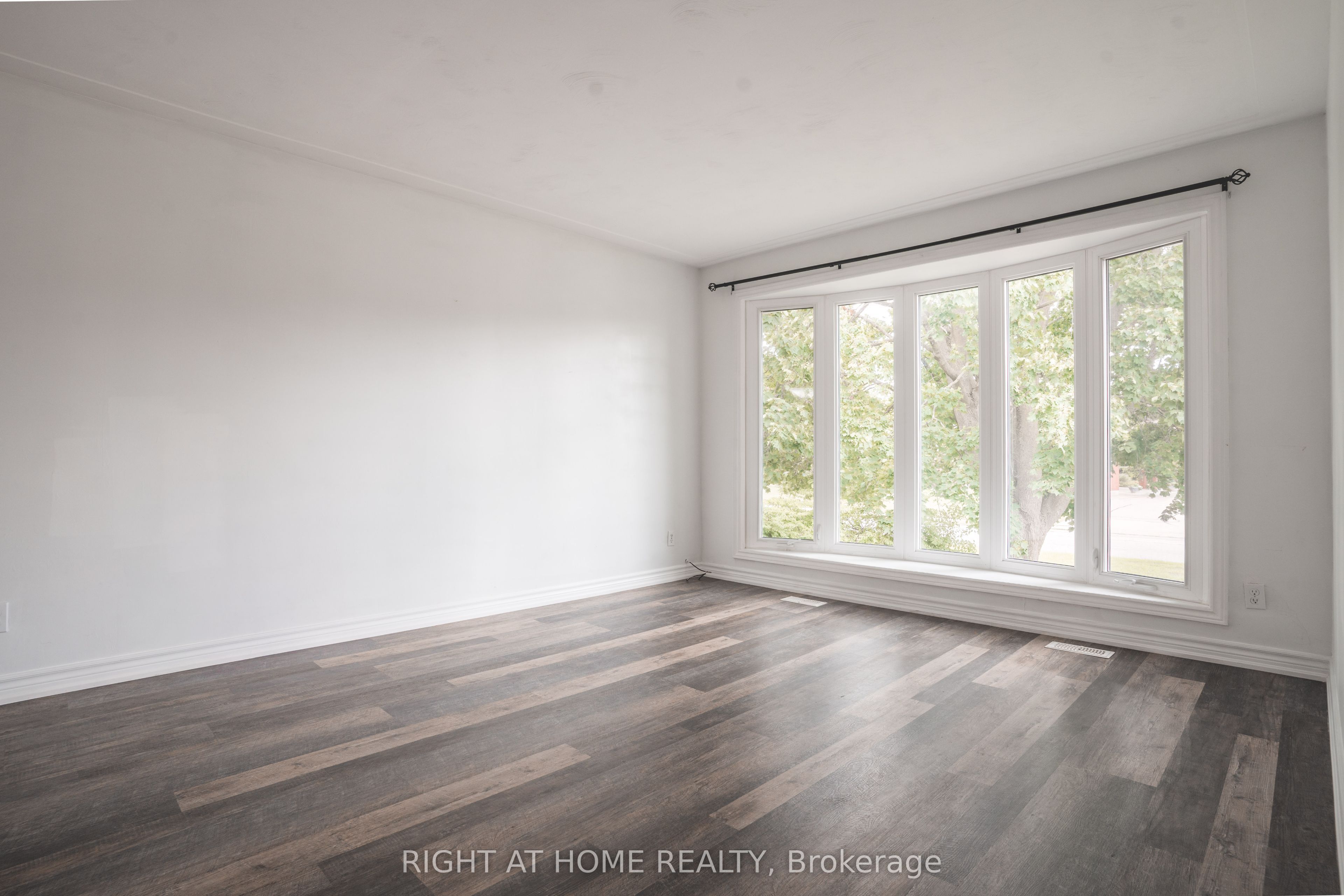 695 Glen Forrest Boulevard Upper Property Photo 5