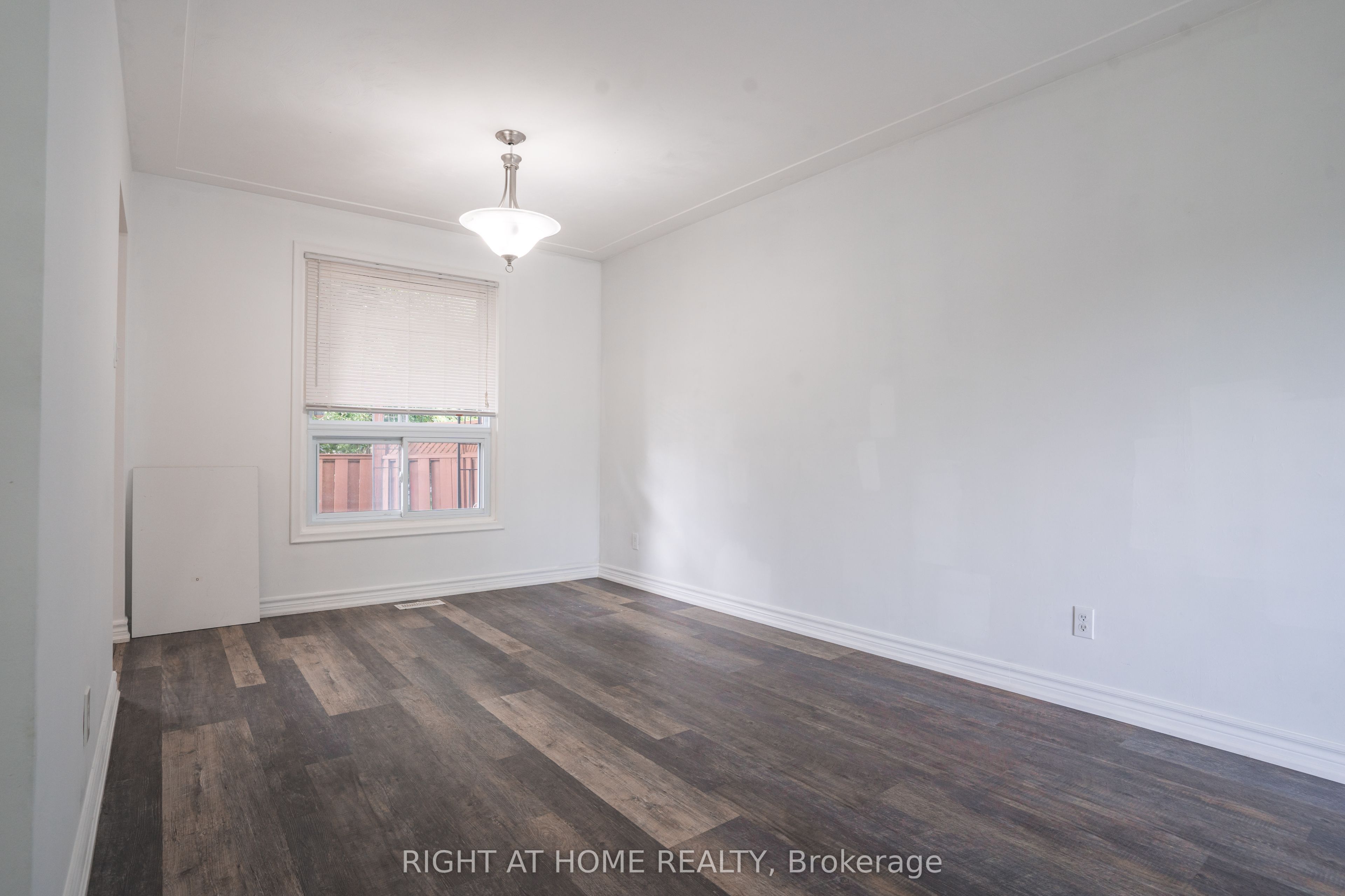 695 Glen Forrest Boulevard Upper Property Photo 7
