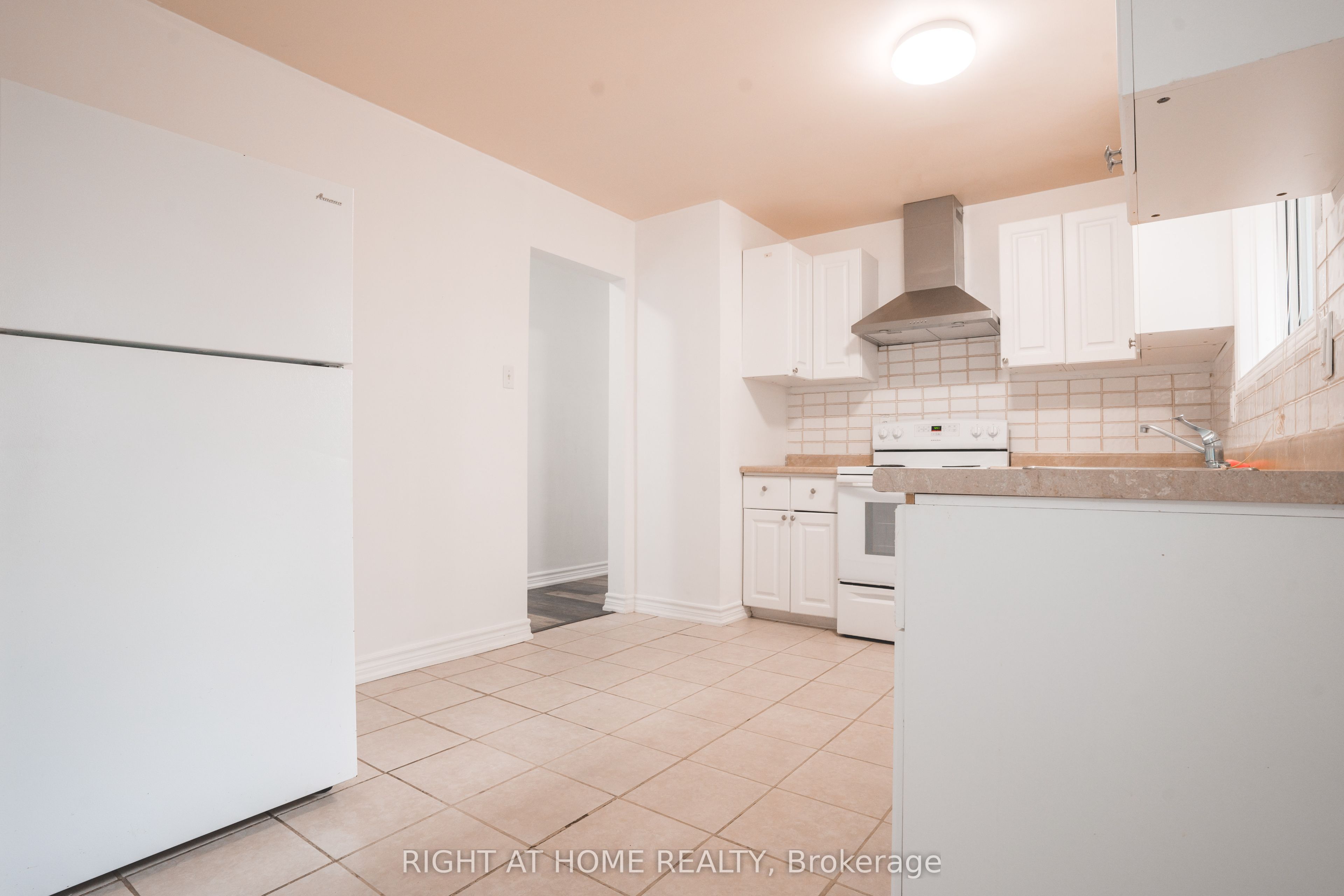 695 Glen Forrest Boulevard Upper Property Photo 8