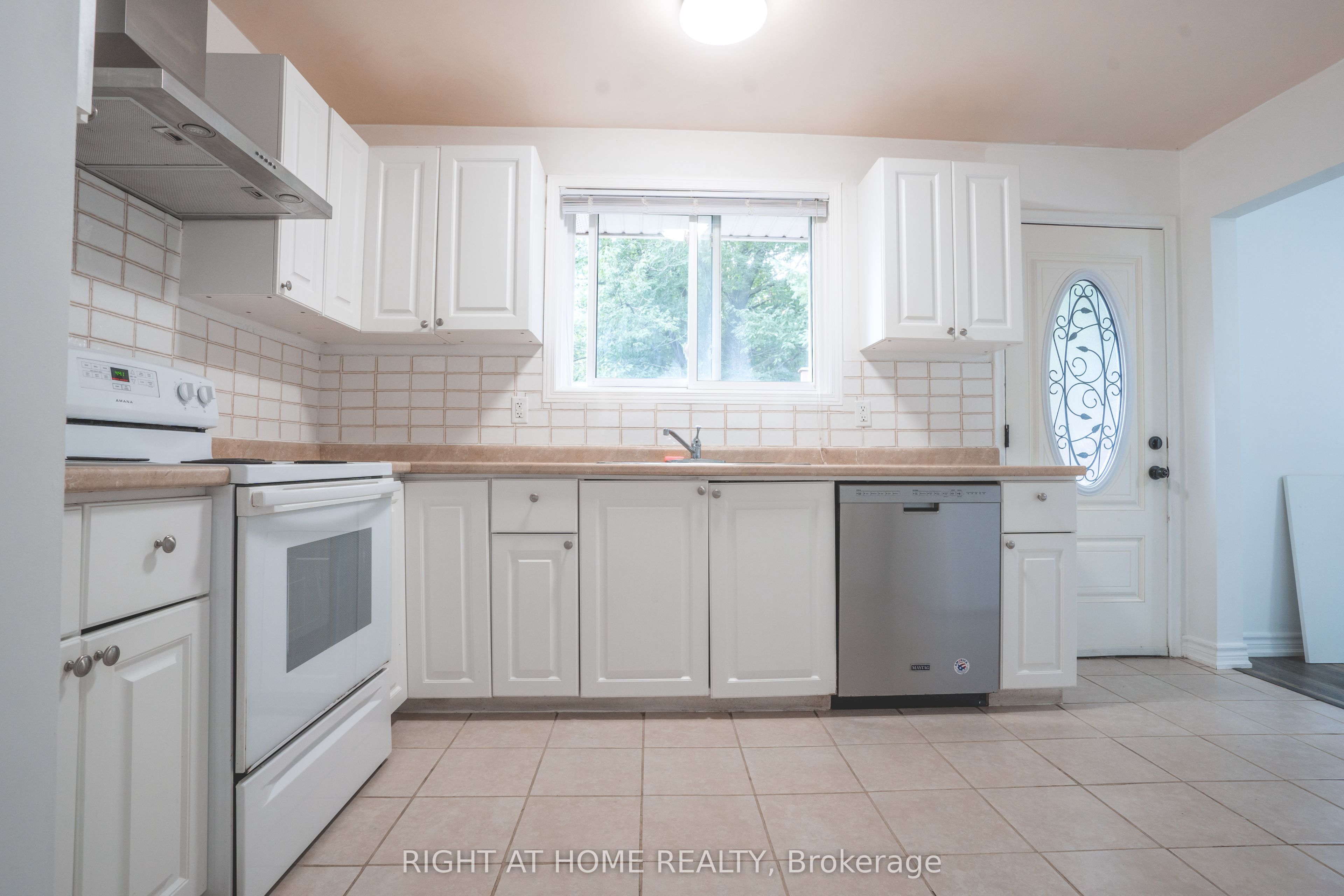 695 Glen Forrest Boulevard Upper Property Photo 9