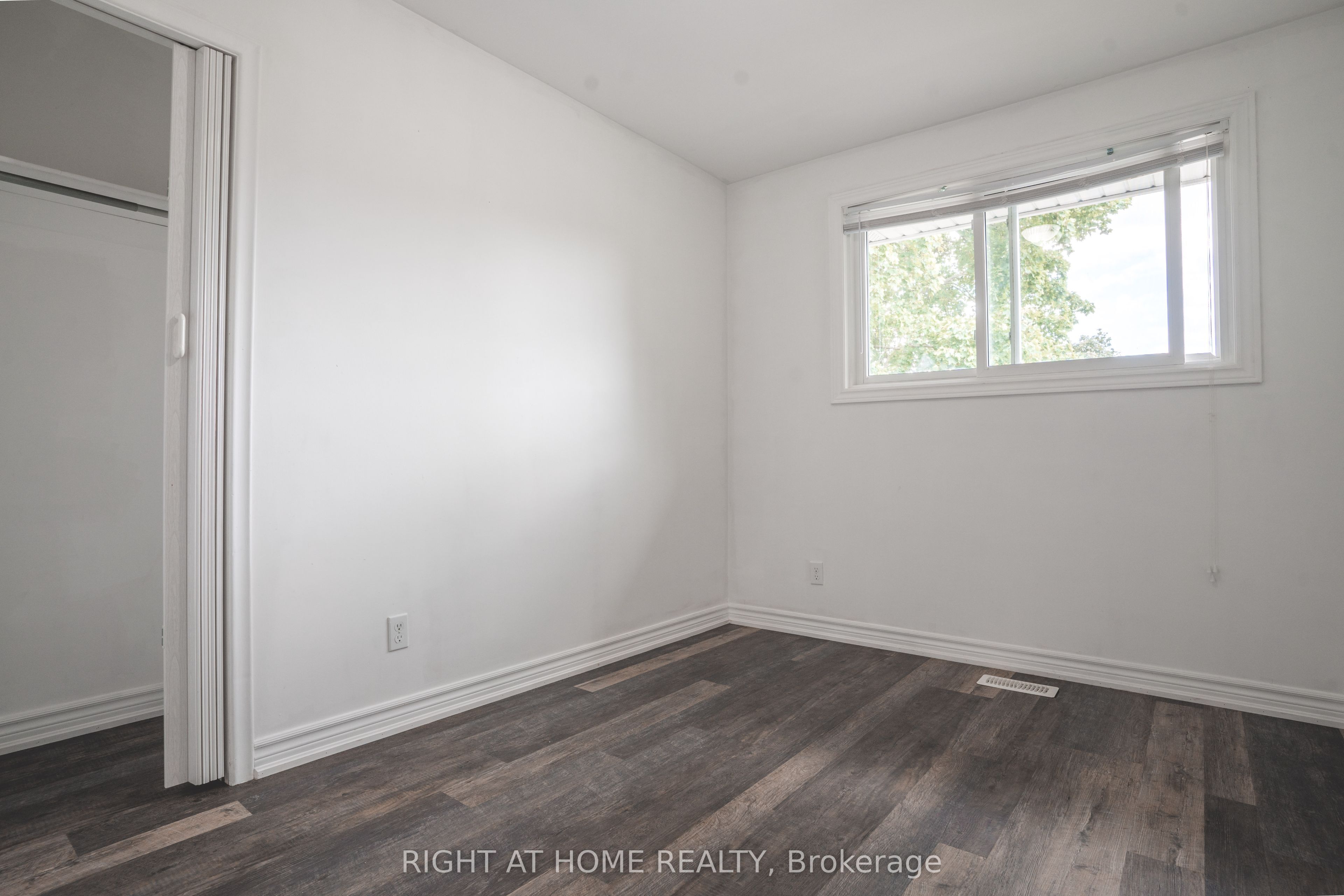 695 Glen Forrest Boulevard Upper Property Photo 11