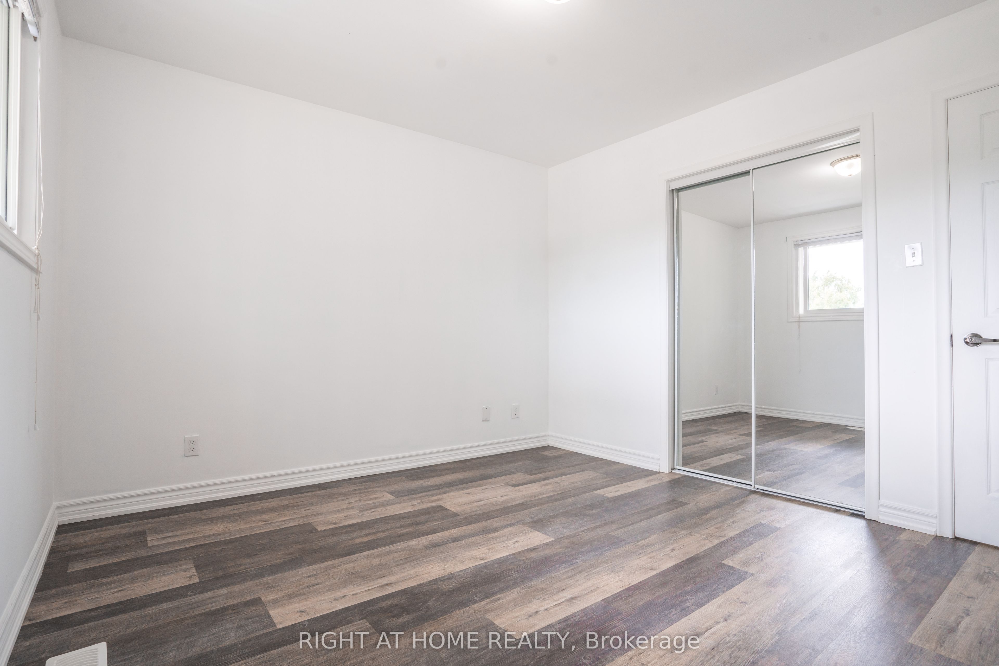 695 Glen Forrest Boulevard Upper Property Photo 16