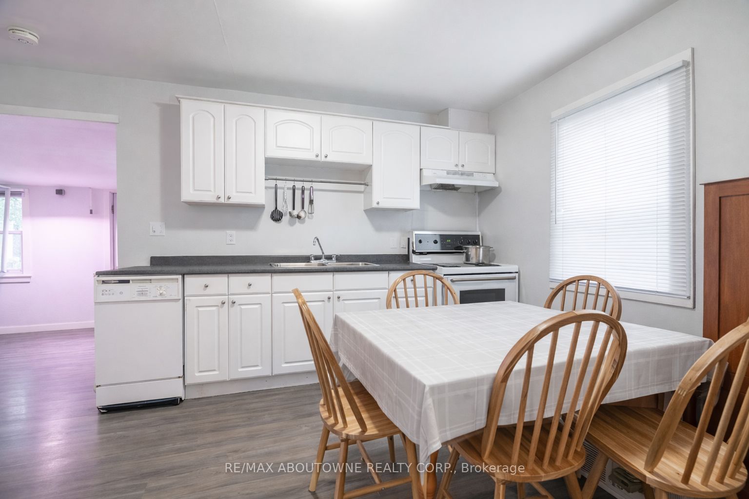 108 Queenston Street Property Photo 4