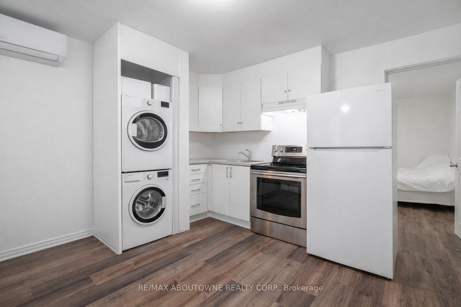 108 Queenston Street Property Photo 10