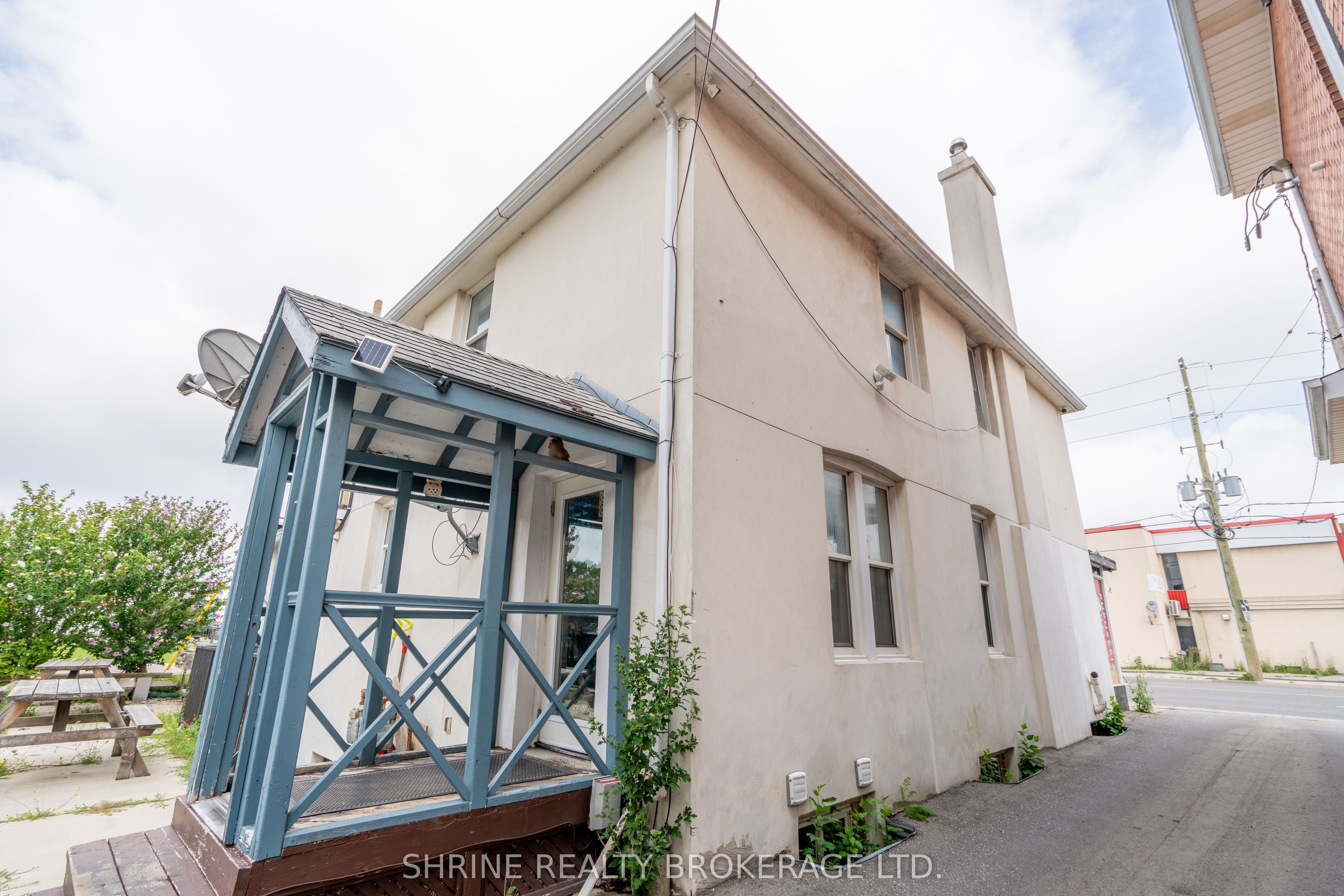 1487 Dundas Street Property Photo 5