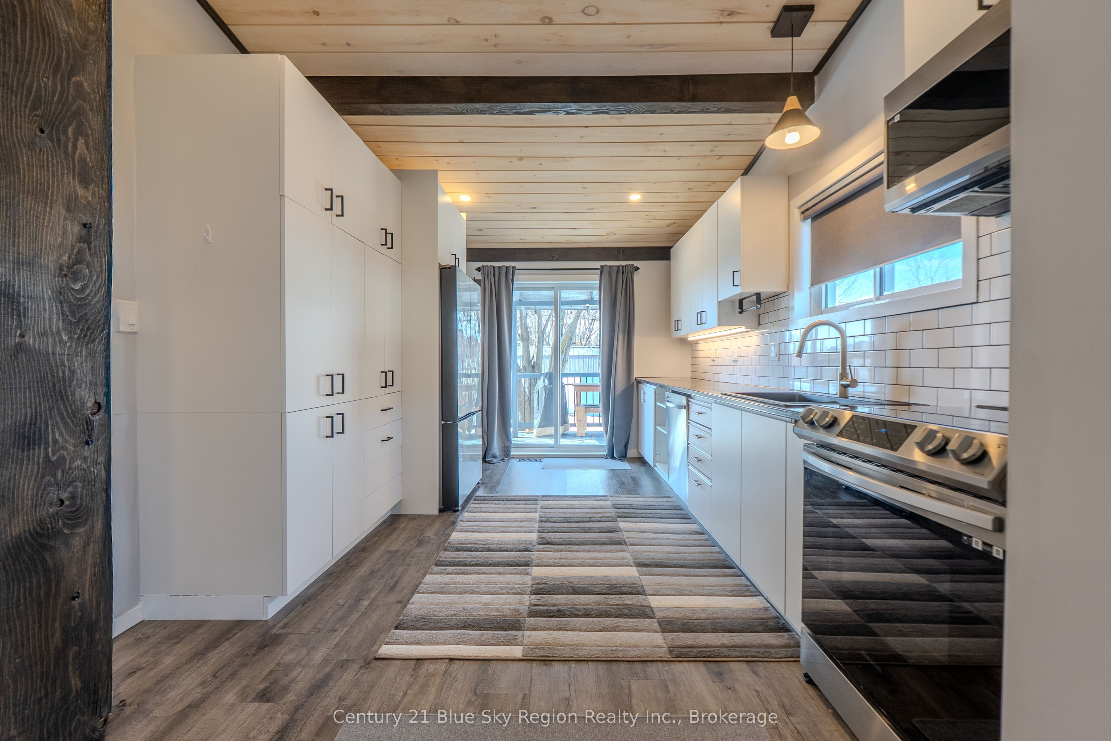 647 Douglas Street Property Photo 8