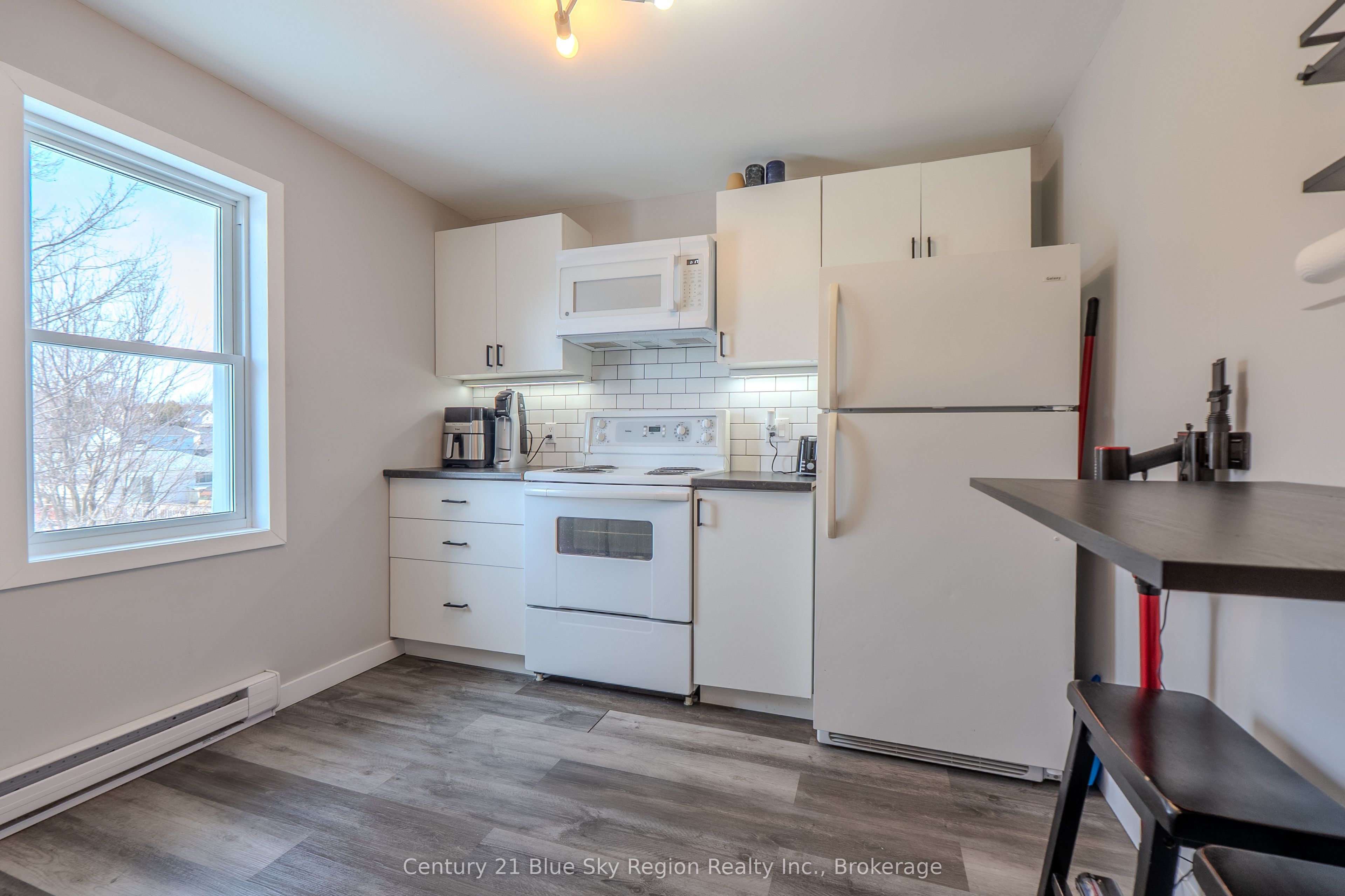647 Douglas Street Property Photo 20