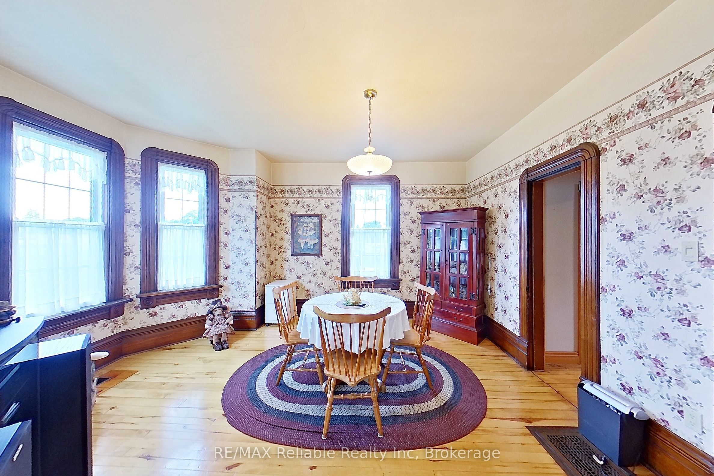 33 Princess Street E Property Photo 4
