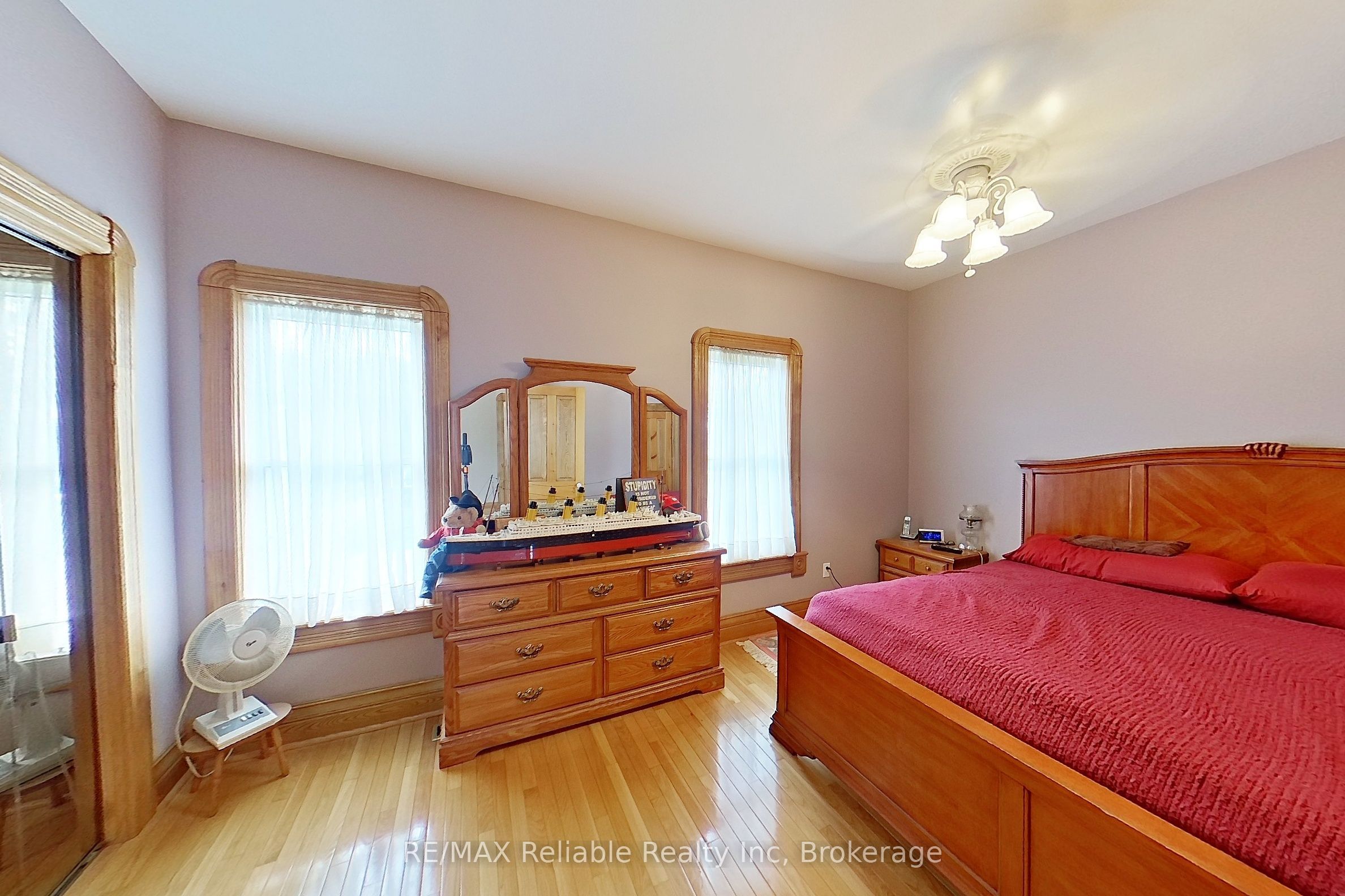 33 Princess Street E Property Photo 16