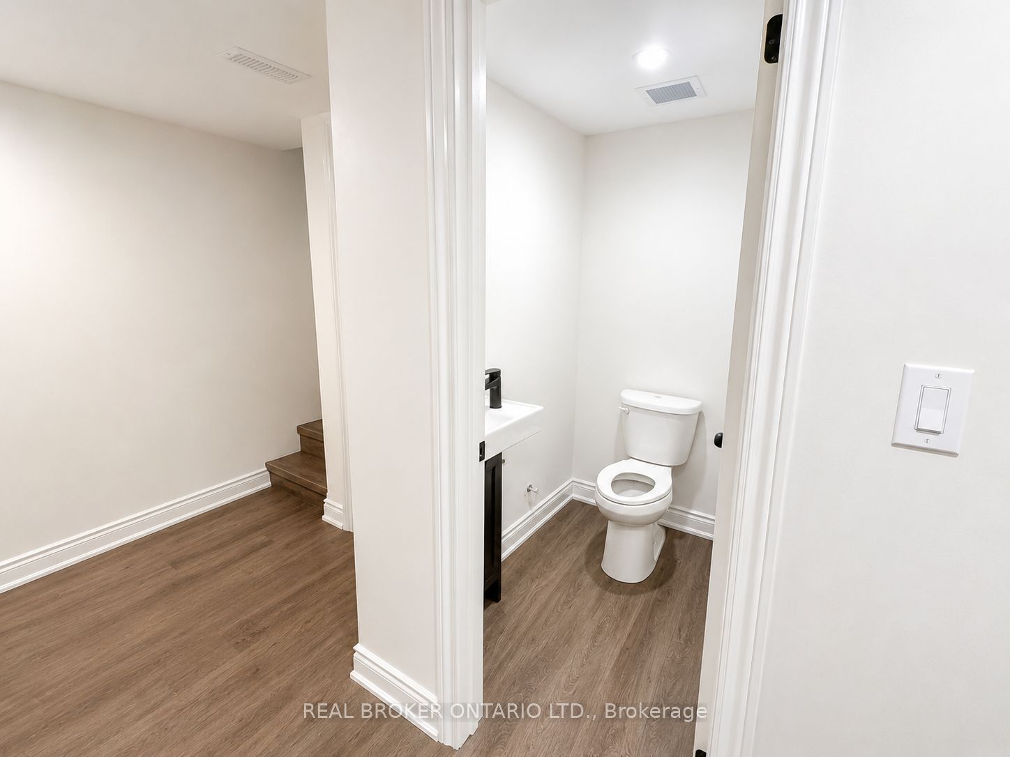 1127 Main Street E Property Photo 13