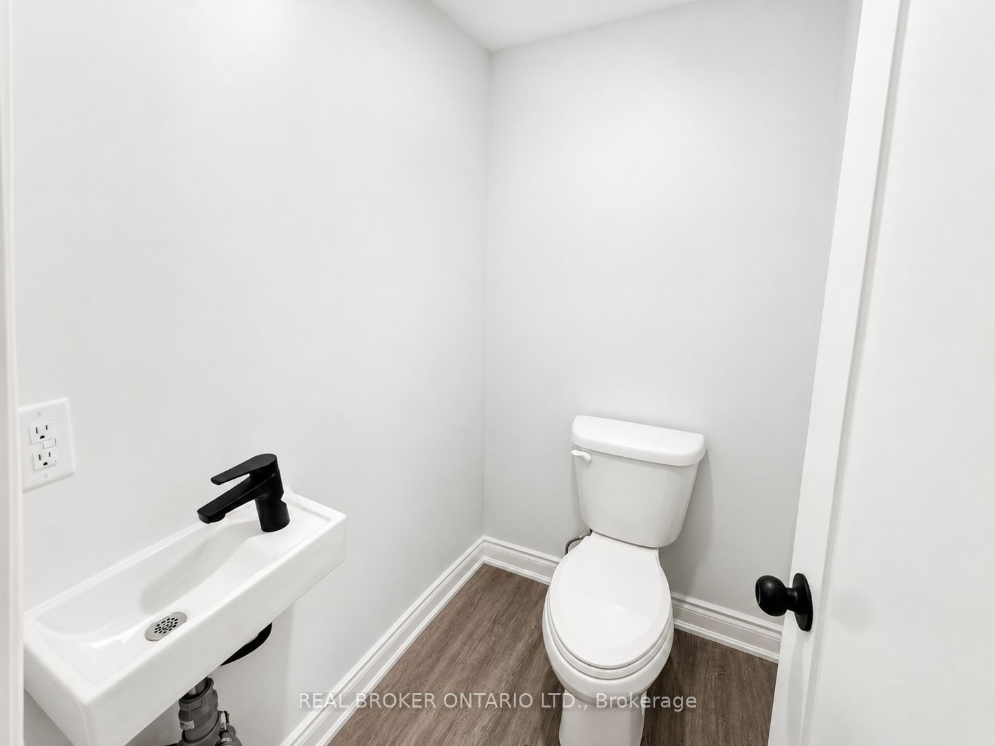 1127 Main Street E Property Photo 15