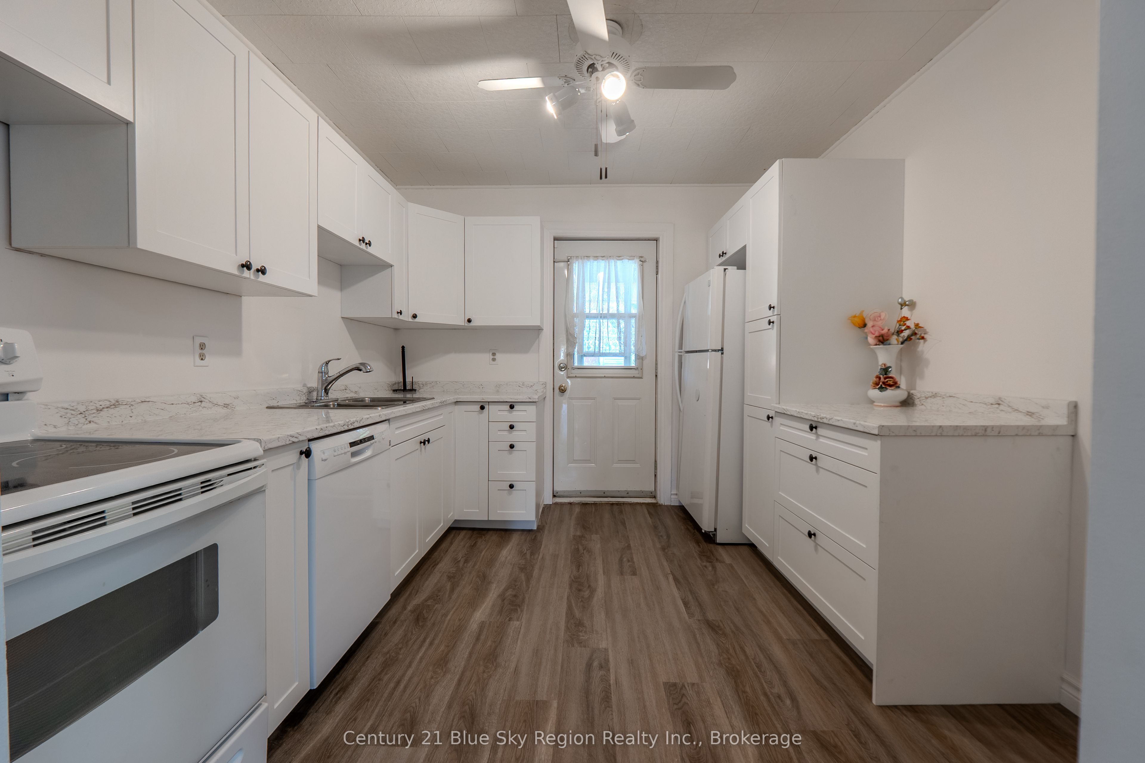 624 Mcintyre Street E Property Photo 3