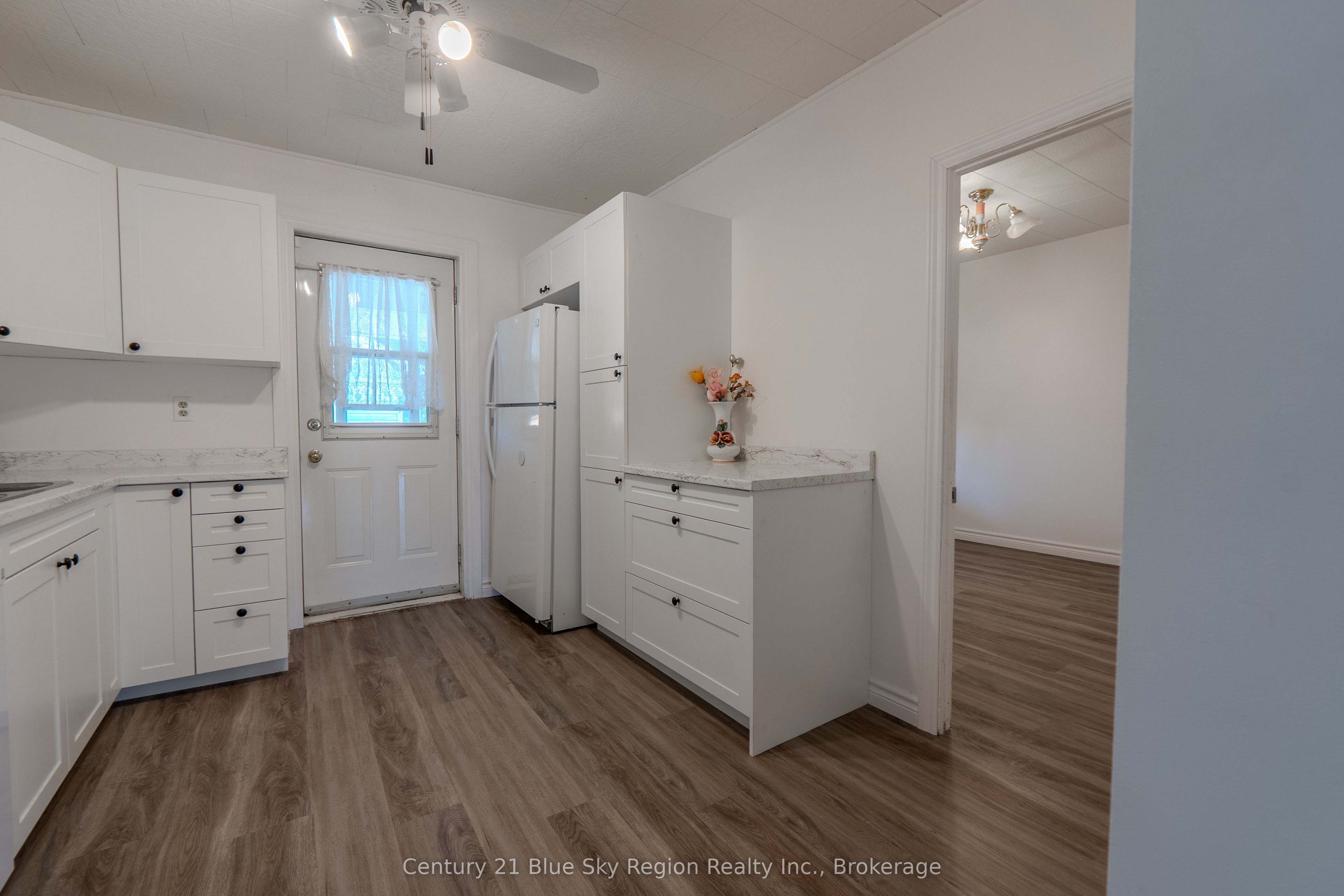 624 Mcintyre Street E Property Photo 4