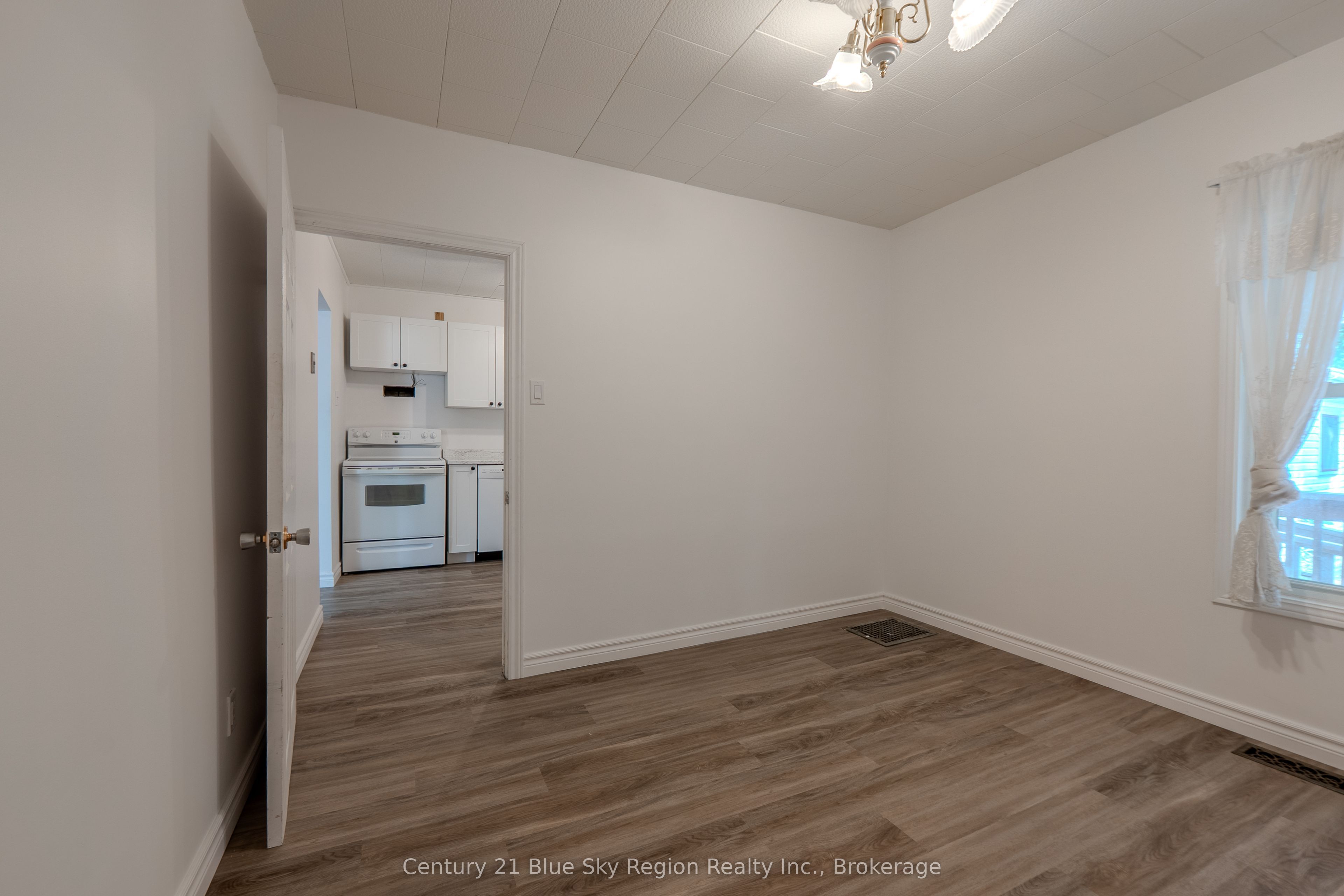624 Mcintyre Street E Property Photo 5
