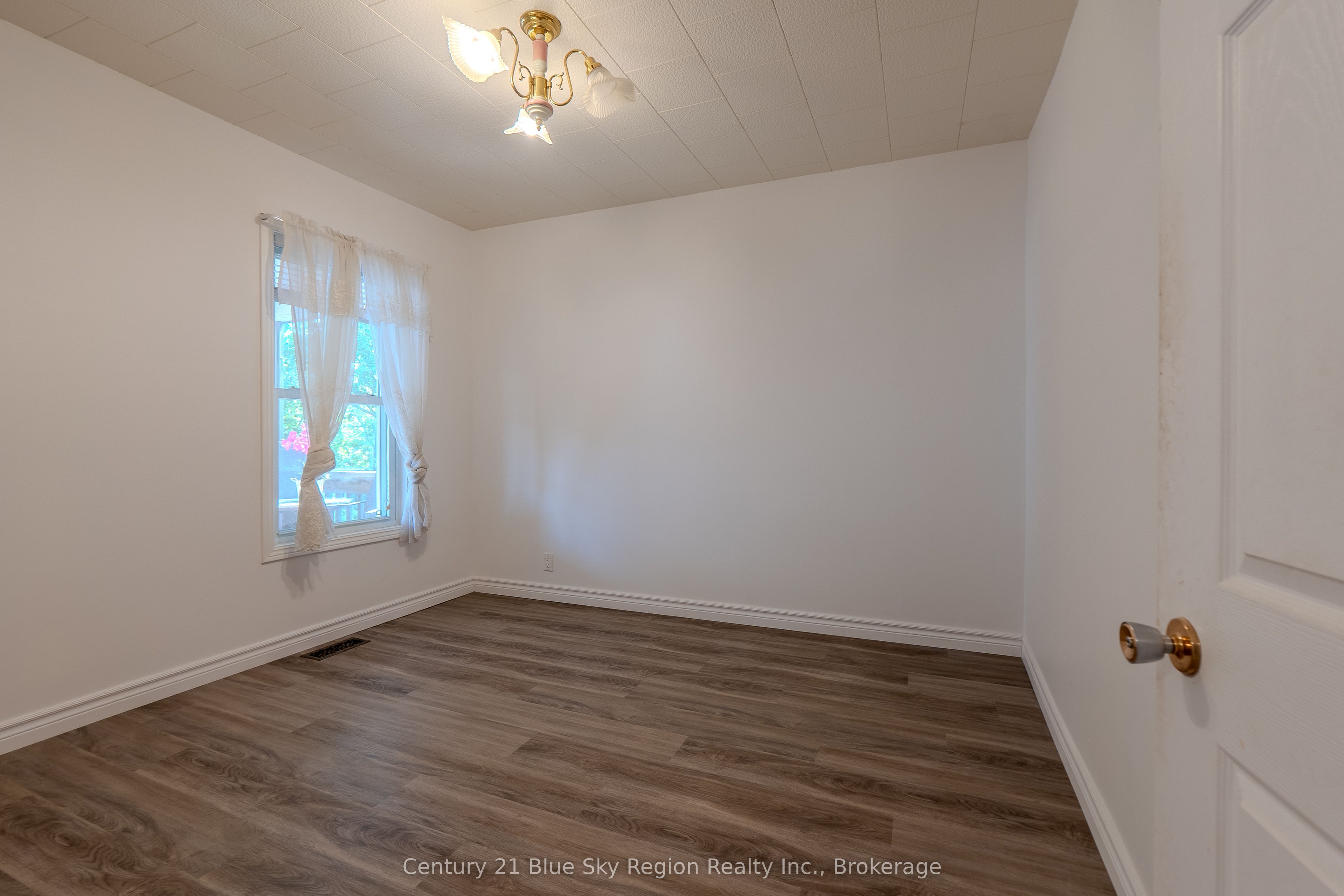 624 Mcintyre Street E Property Photo 6