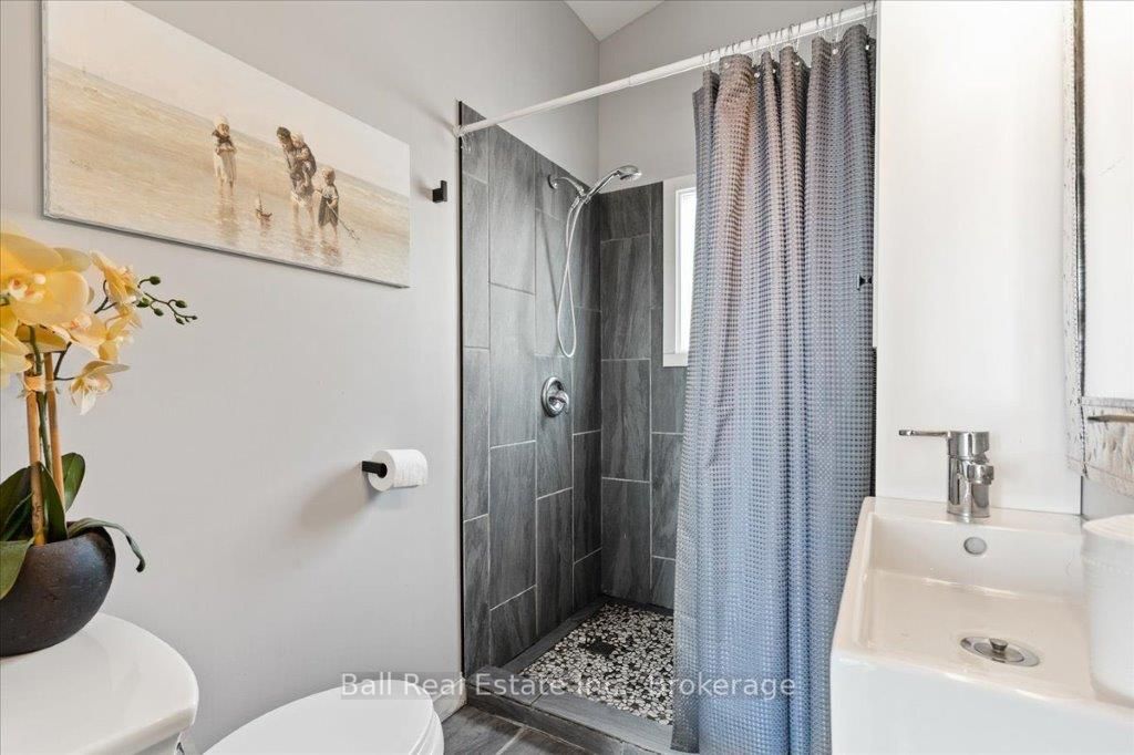 1046 Edith Crescent Property Photo 13