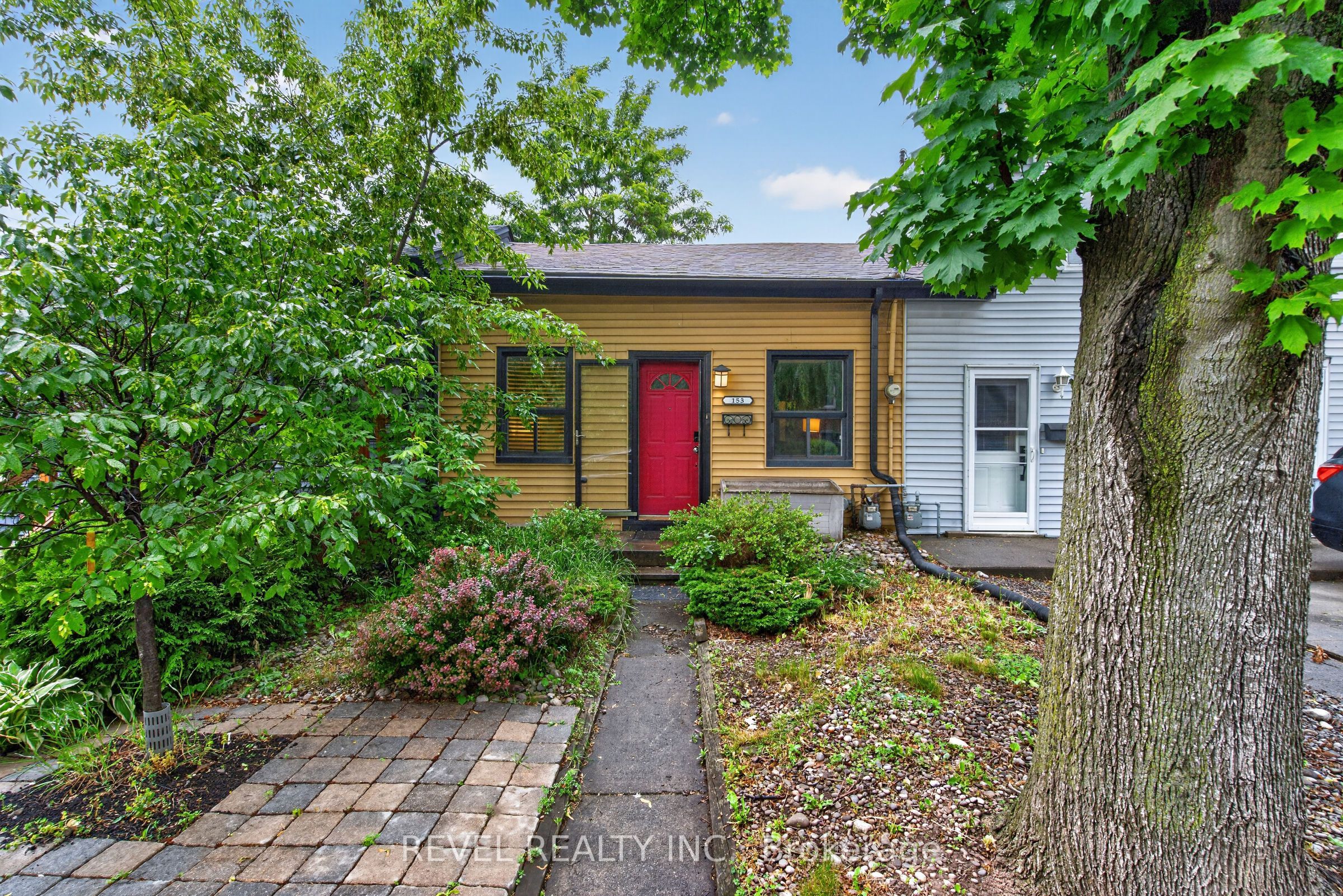 153 Ferrie Street E Property Photo 1