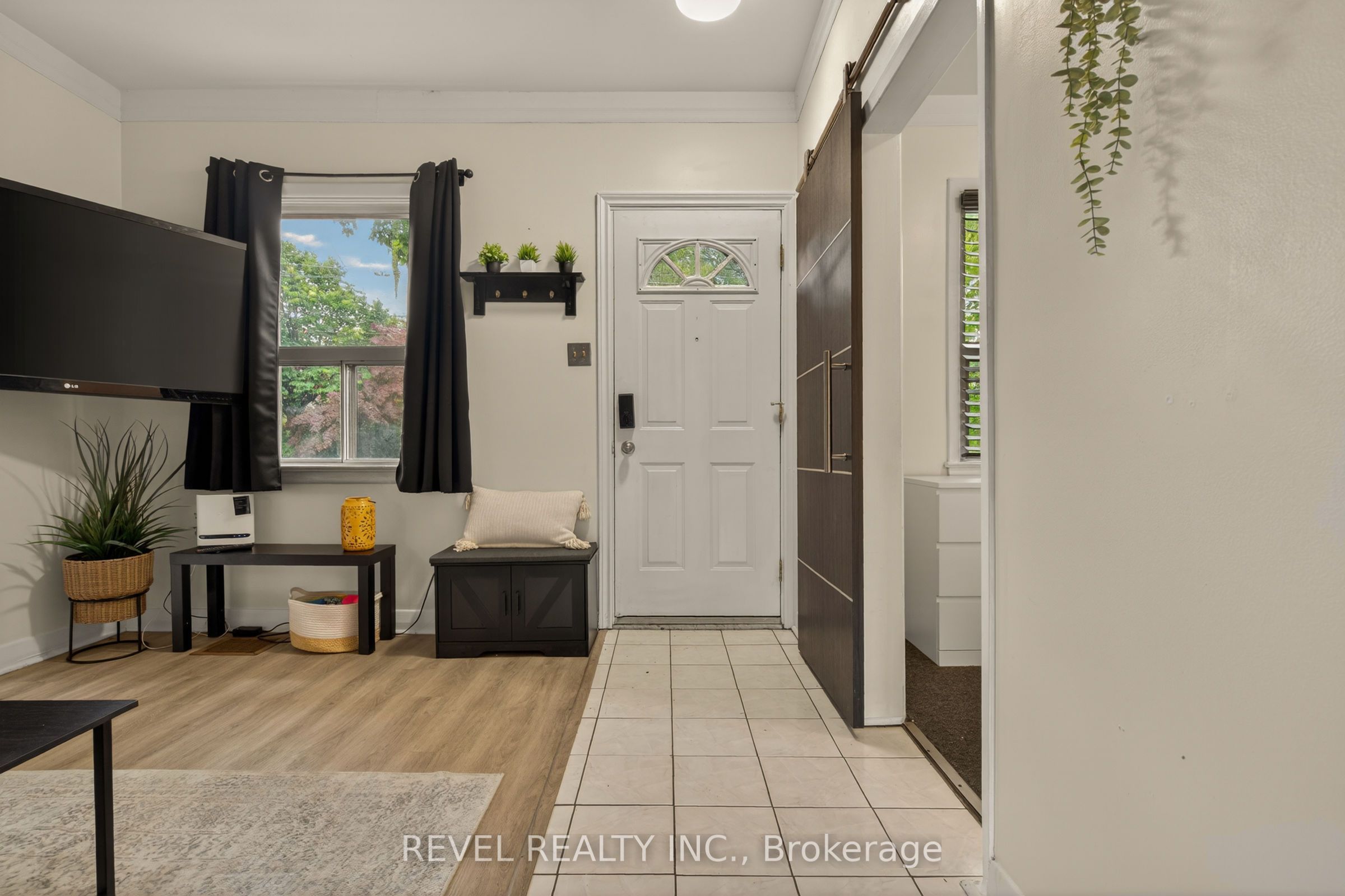 153 Ferrie Street E Property Photo 3
