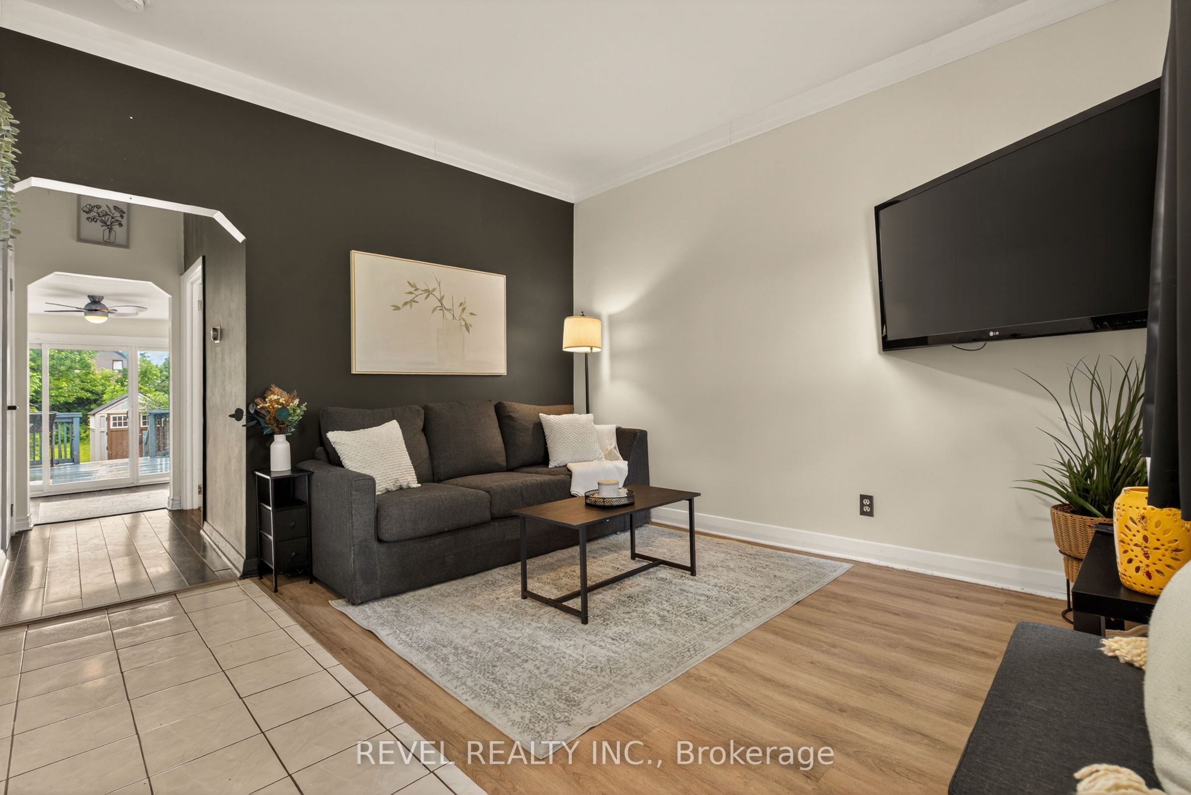 153 Ferrie Street E Property Photo 4