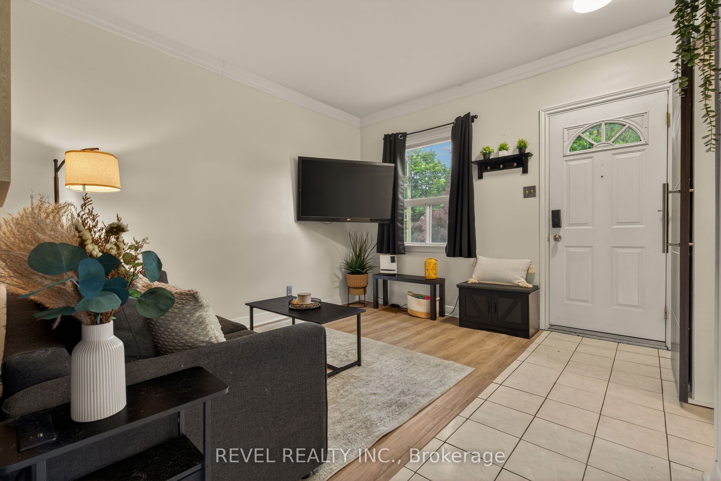 153 Ferrie Street E Property Photo 6