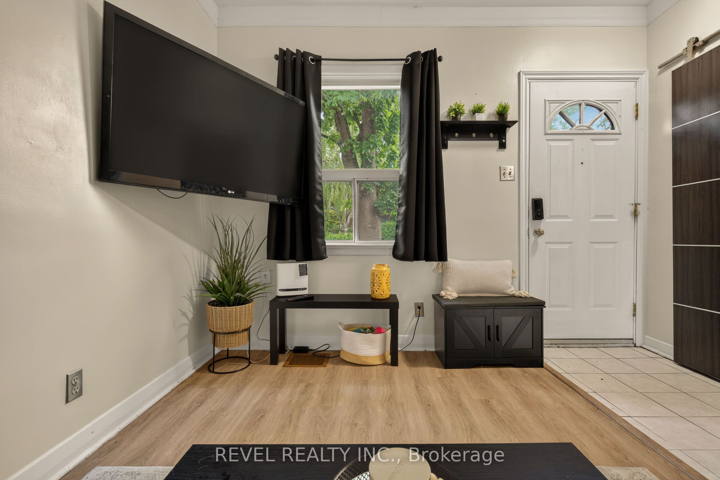 153 Ferrie Street E Property Photo 8
