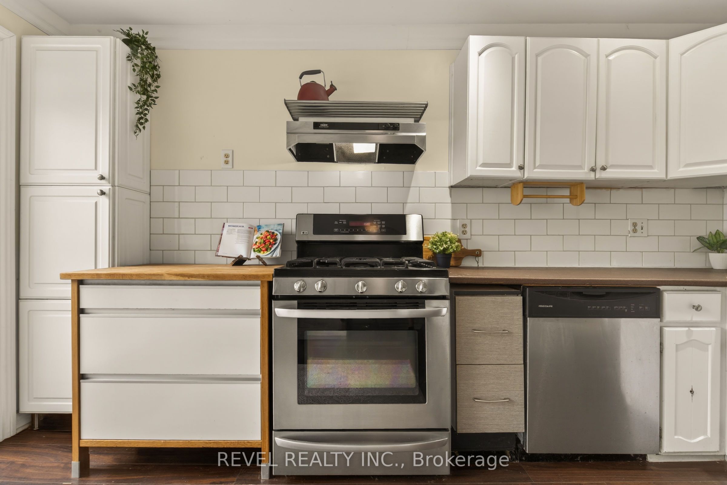 153 Ferrie Street E Property Photo 18