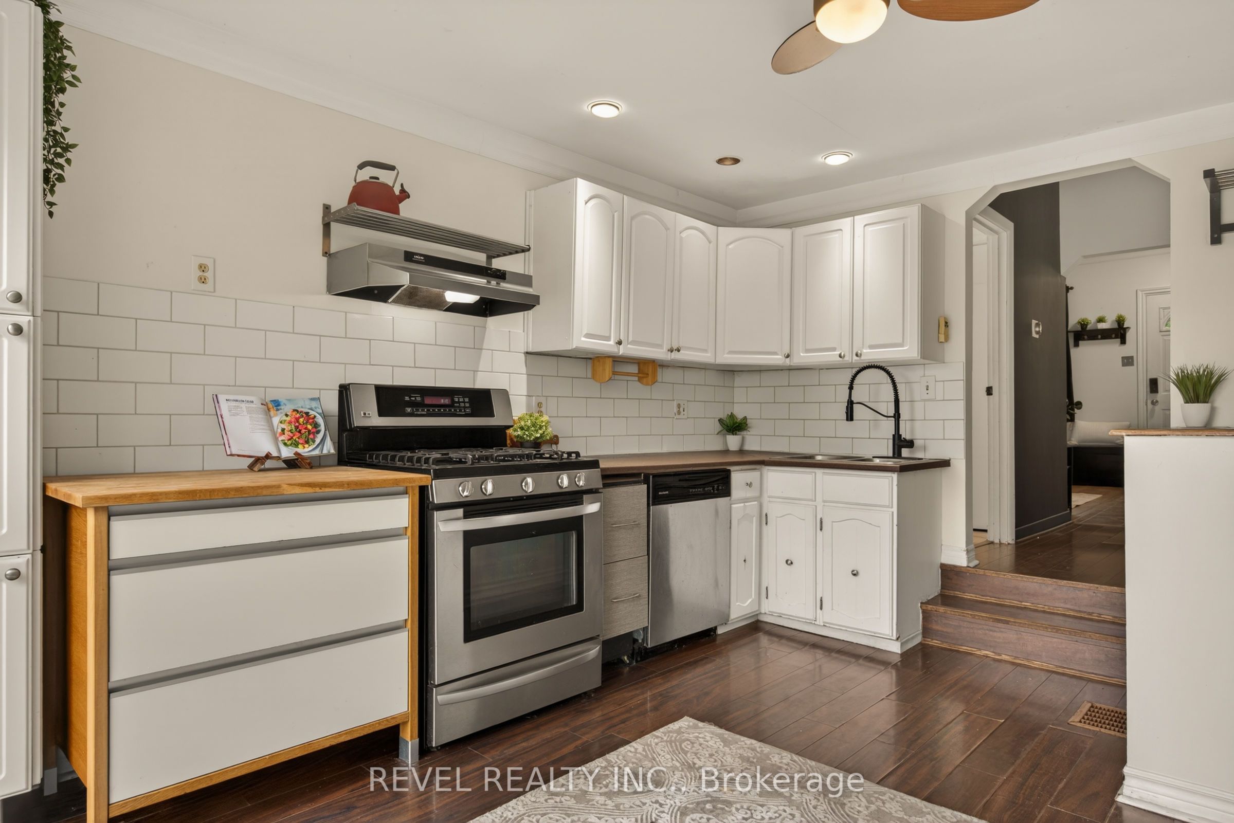 153 Ferrie Street E Property Photo 21