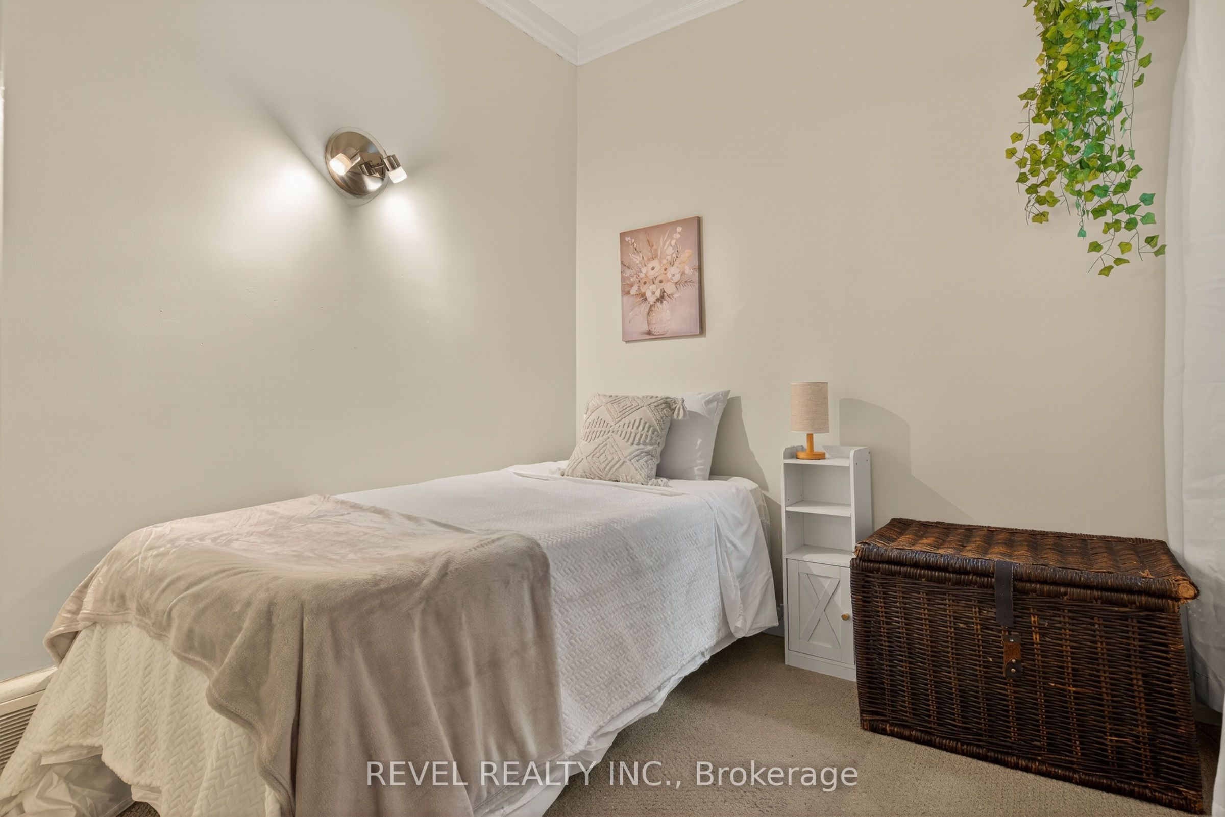 153 Ferrie Street E Property Photo 26