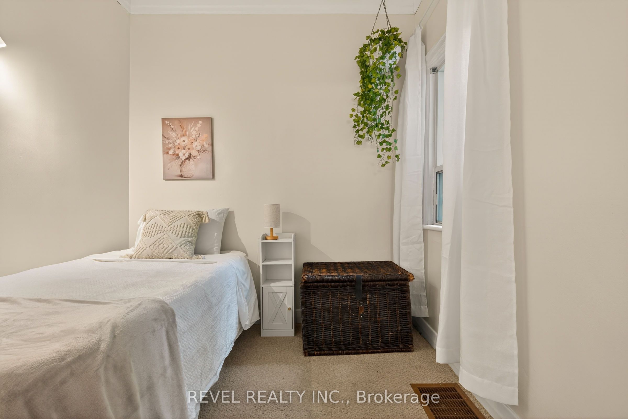 153 Ferrie Street E Property Photo 27
