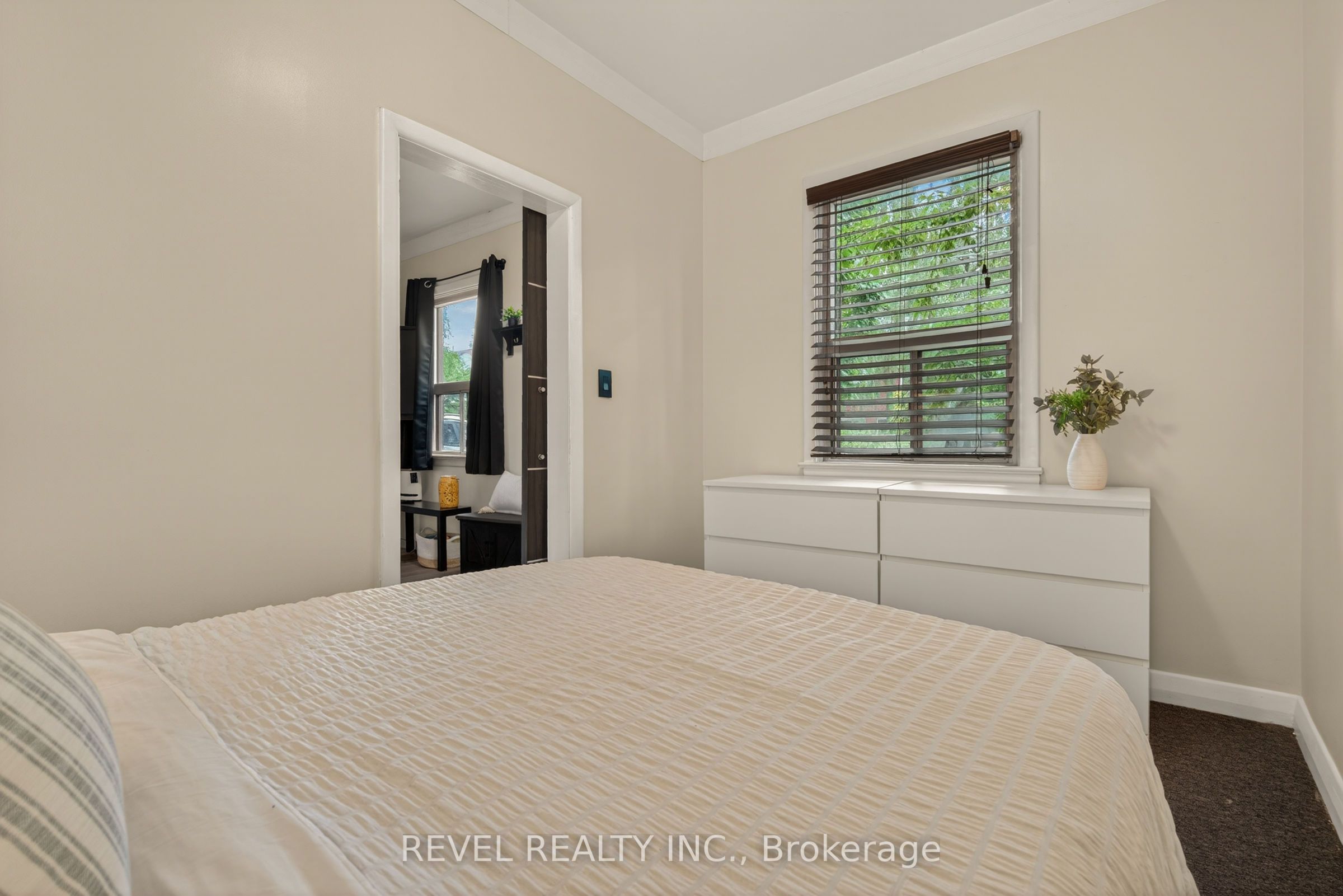 153 Ferrie Street E Property Photo 32