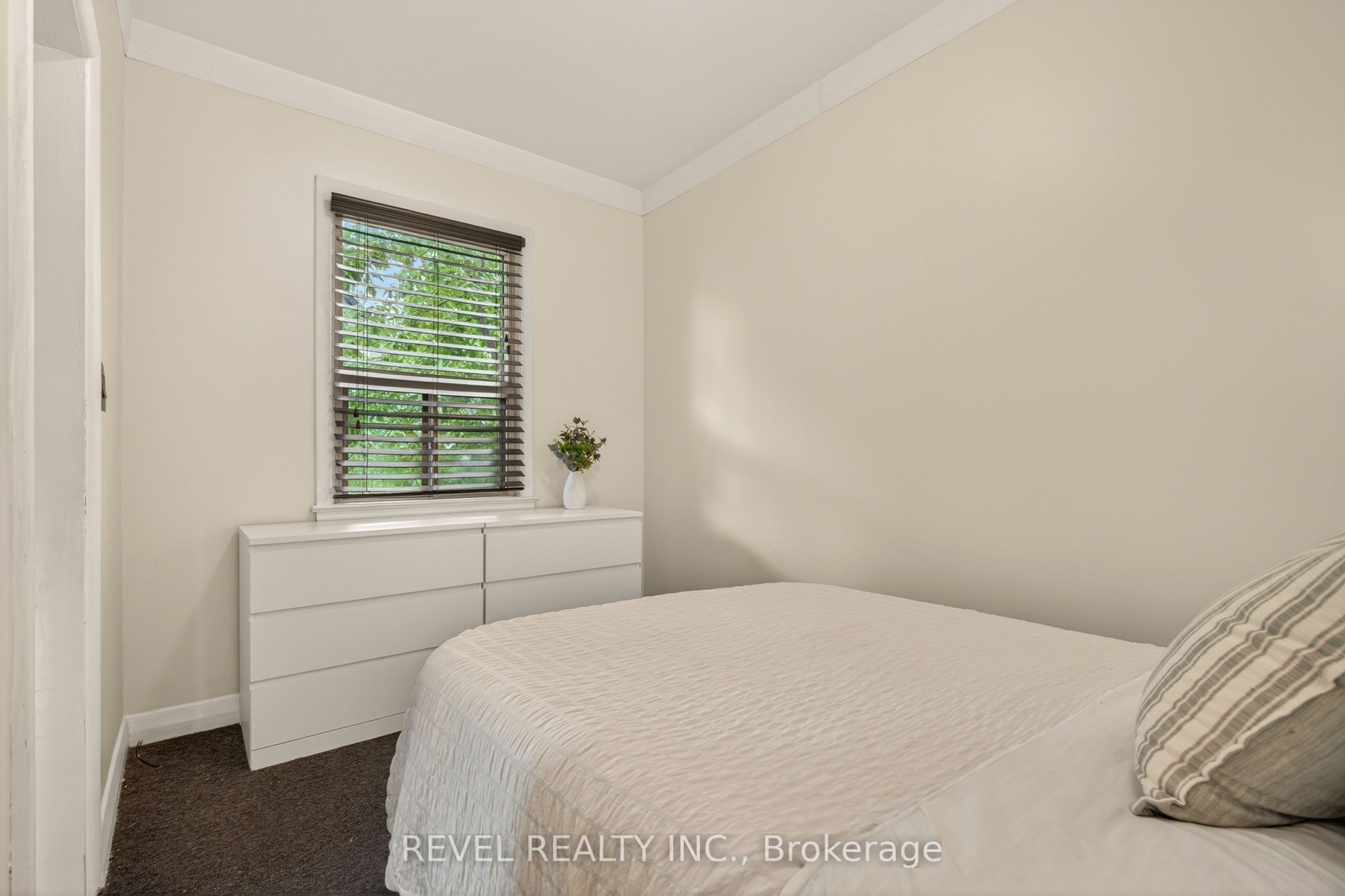 153 Ferrie Street E Property Photo 34