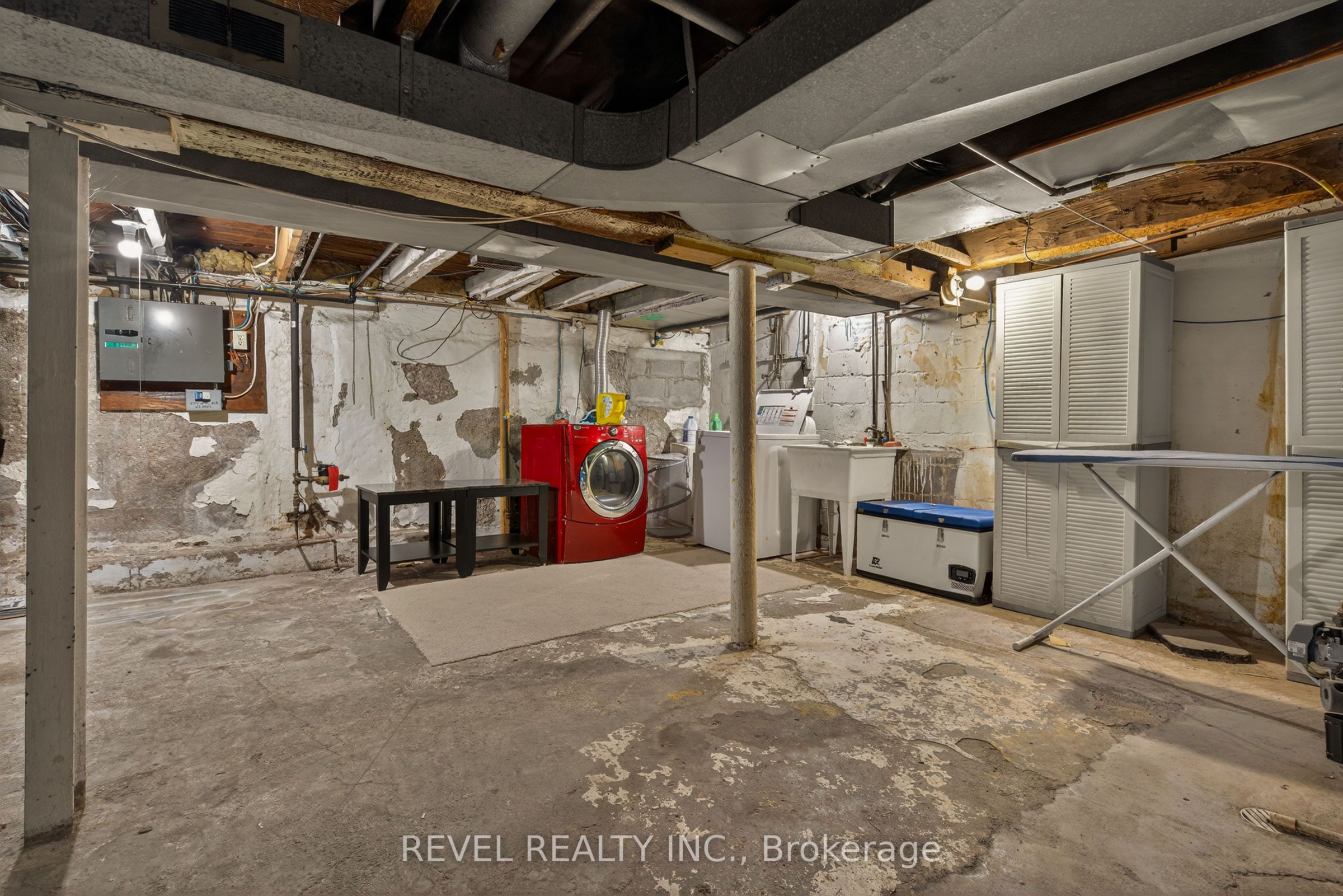153 Ferrie Street E Property Photo 37