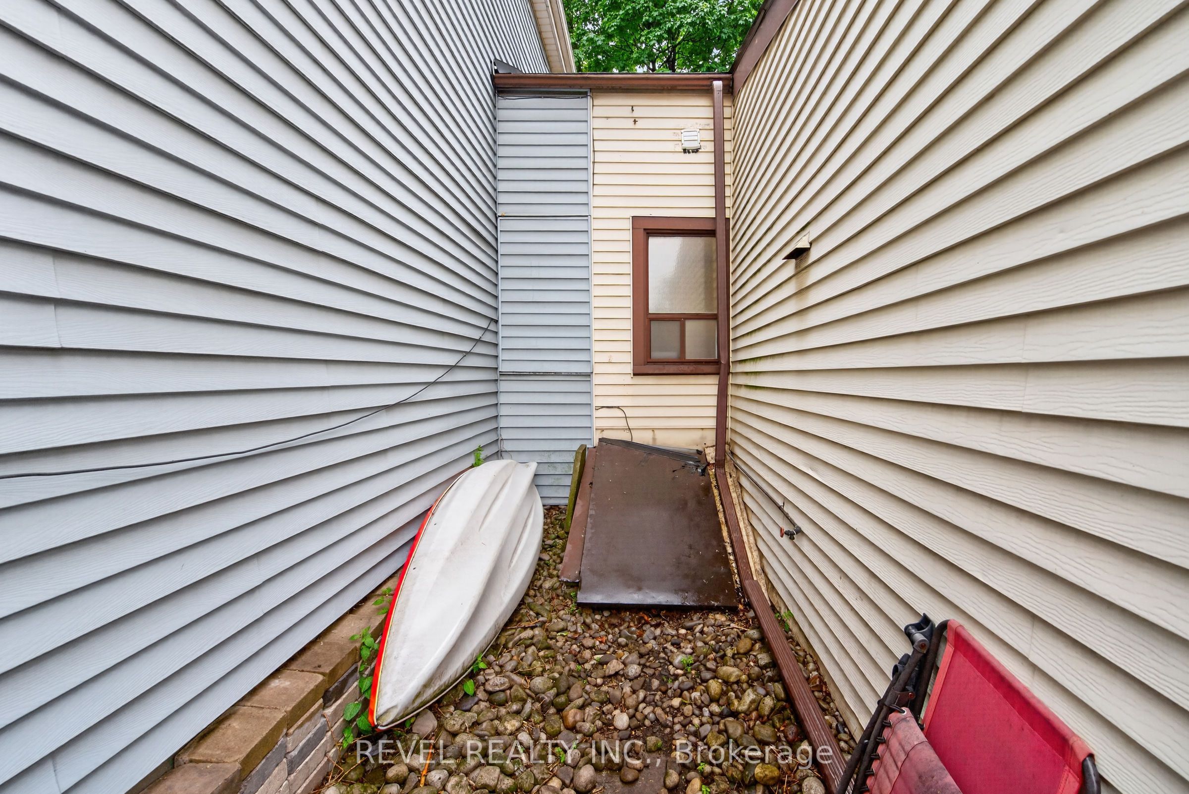 153 Ferrie Street E Property Photo 50