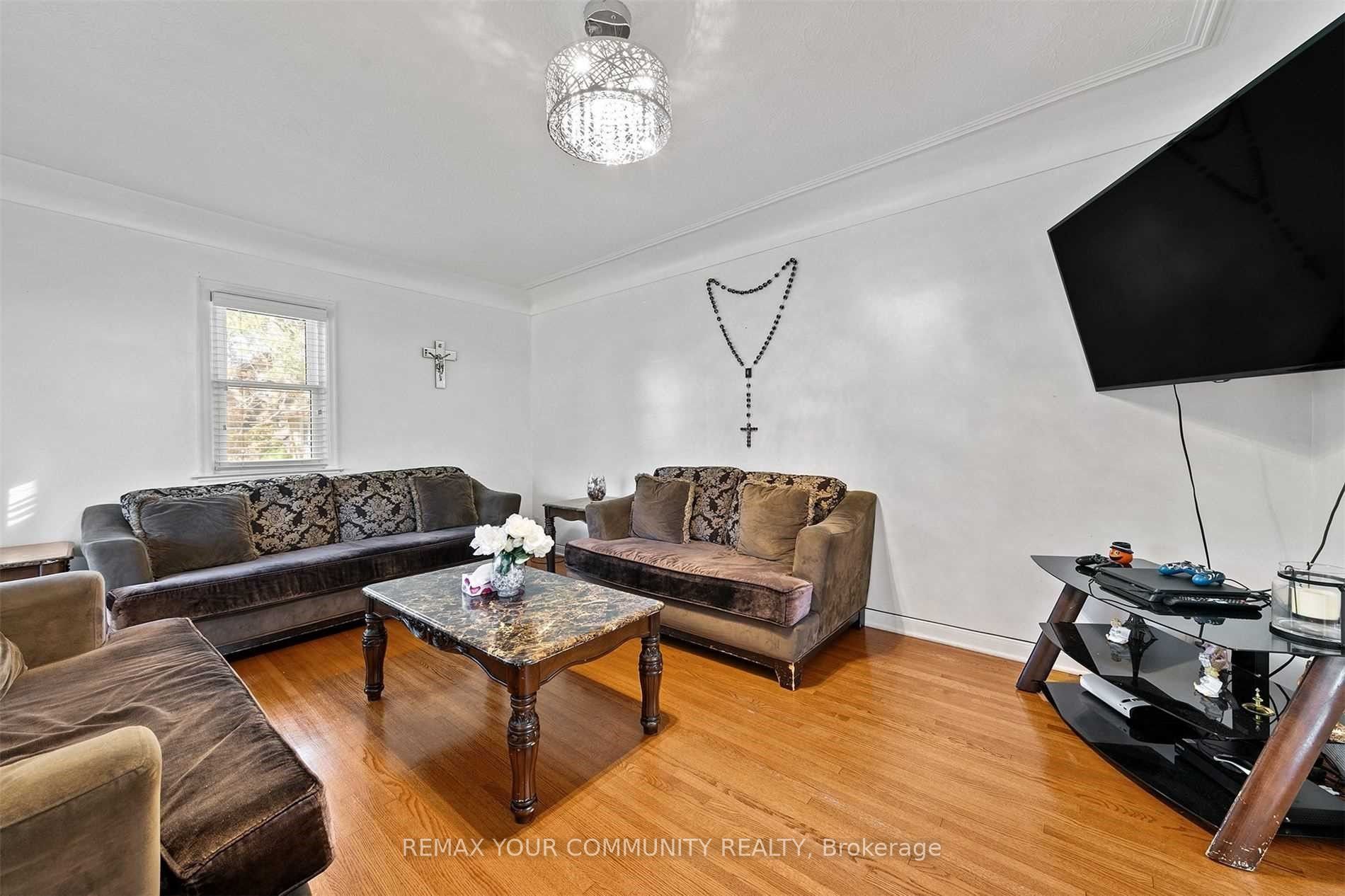 4276 Howard Avenue Property Photo 7