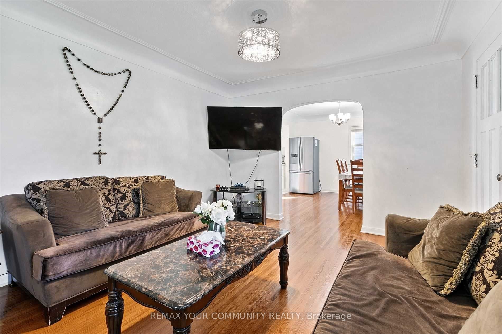 4276 Howard Avenue Property Photo 8