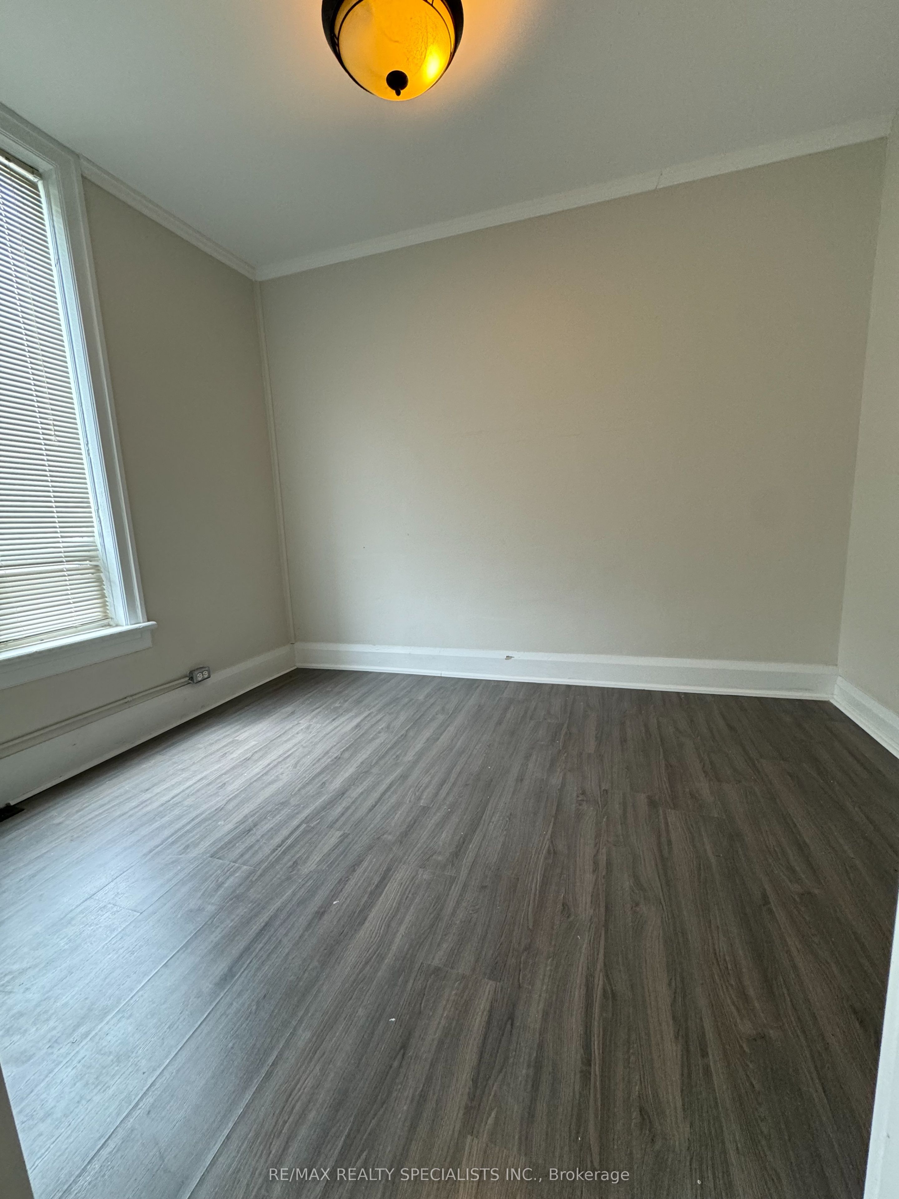 118 Main Street E 1 Property Photo 5