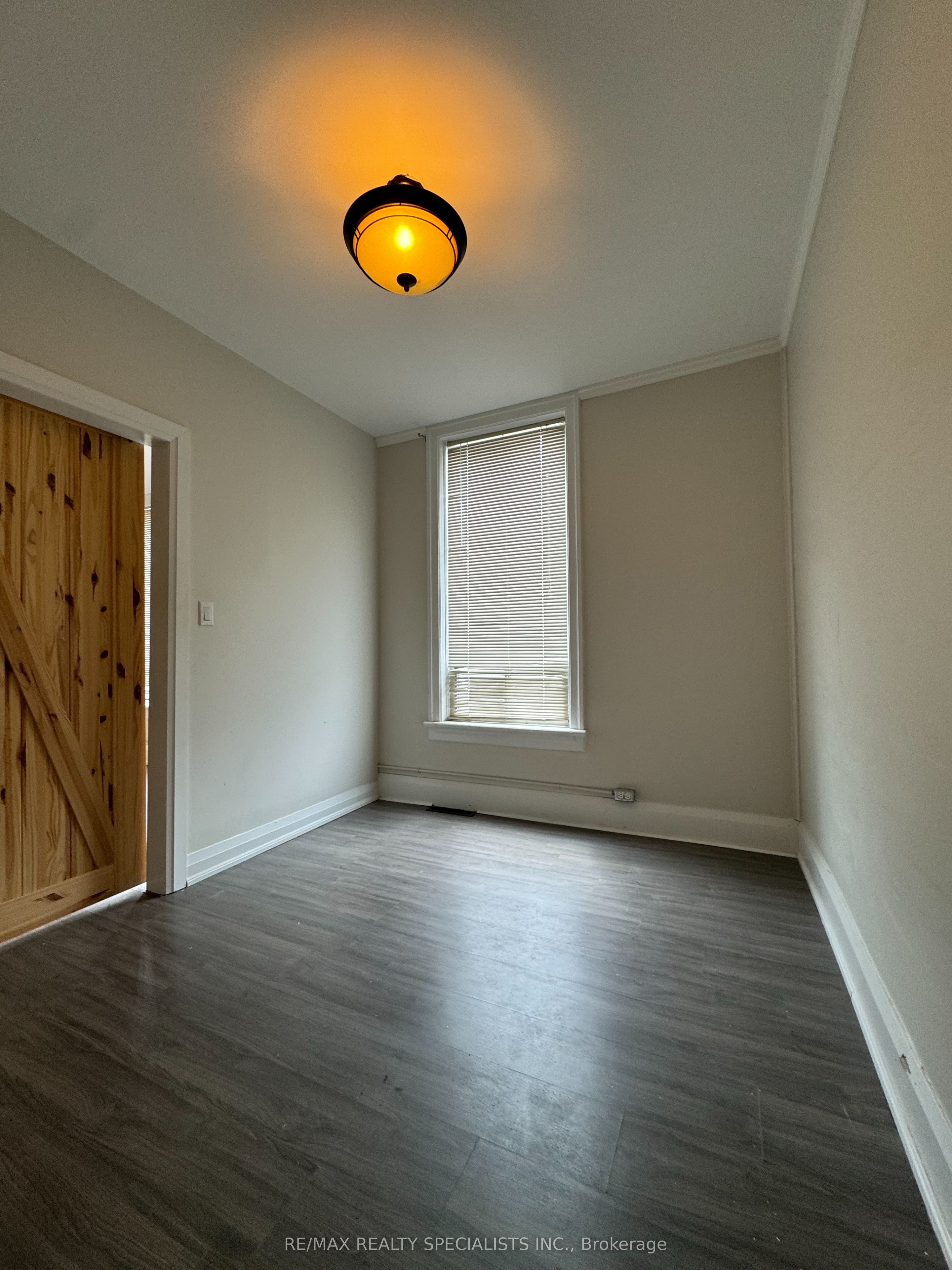 118 Main Street E 1 Property Photo 6
