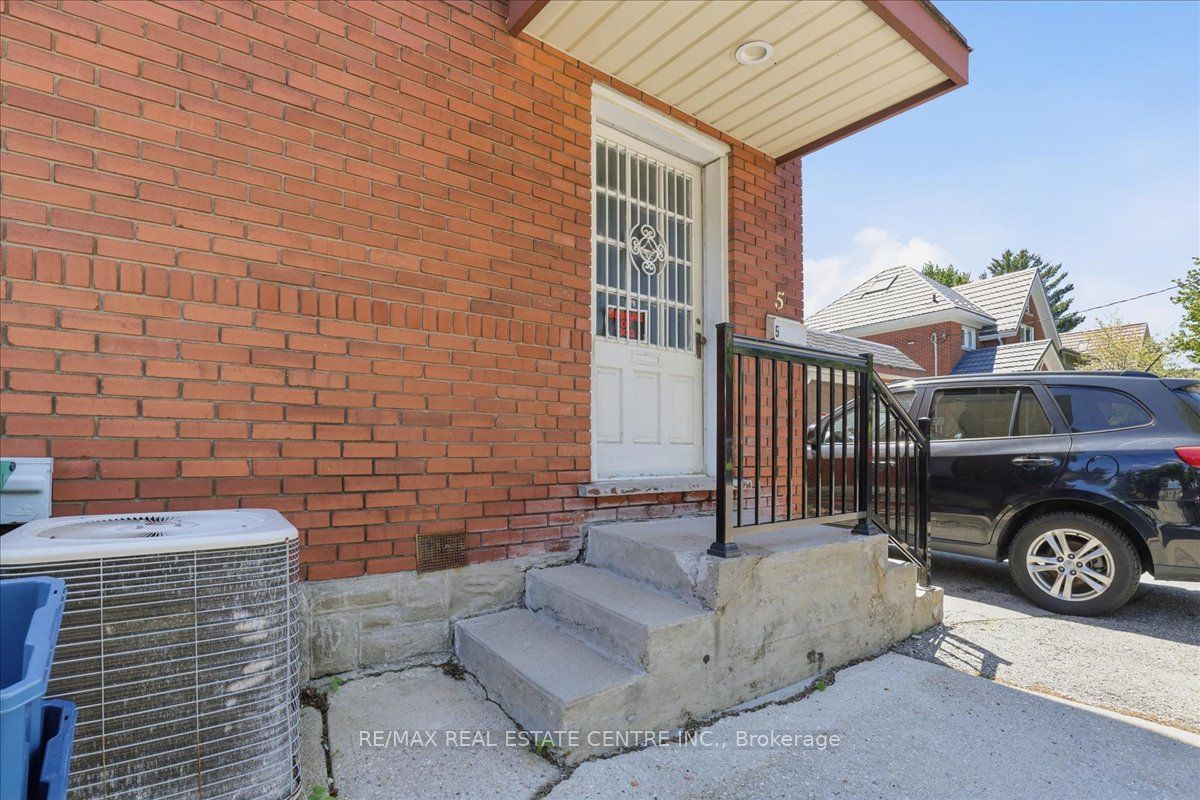 744 Queen Street S Property Photo 27