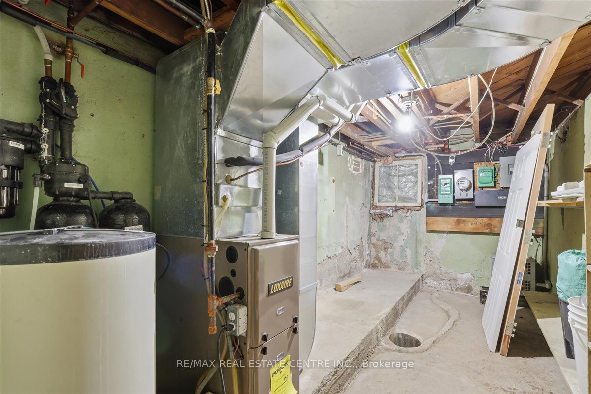 744 Queen Street S Property Photo 31